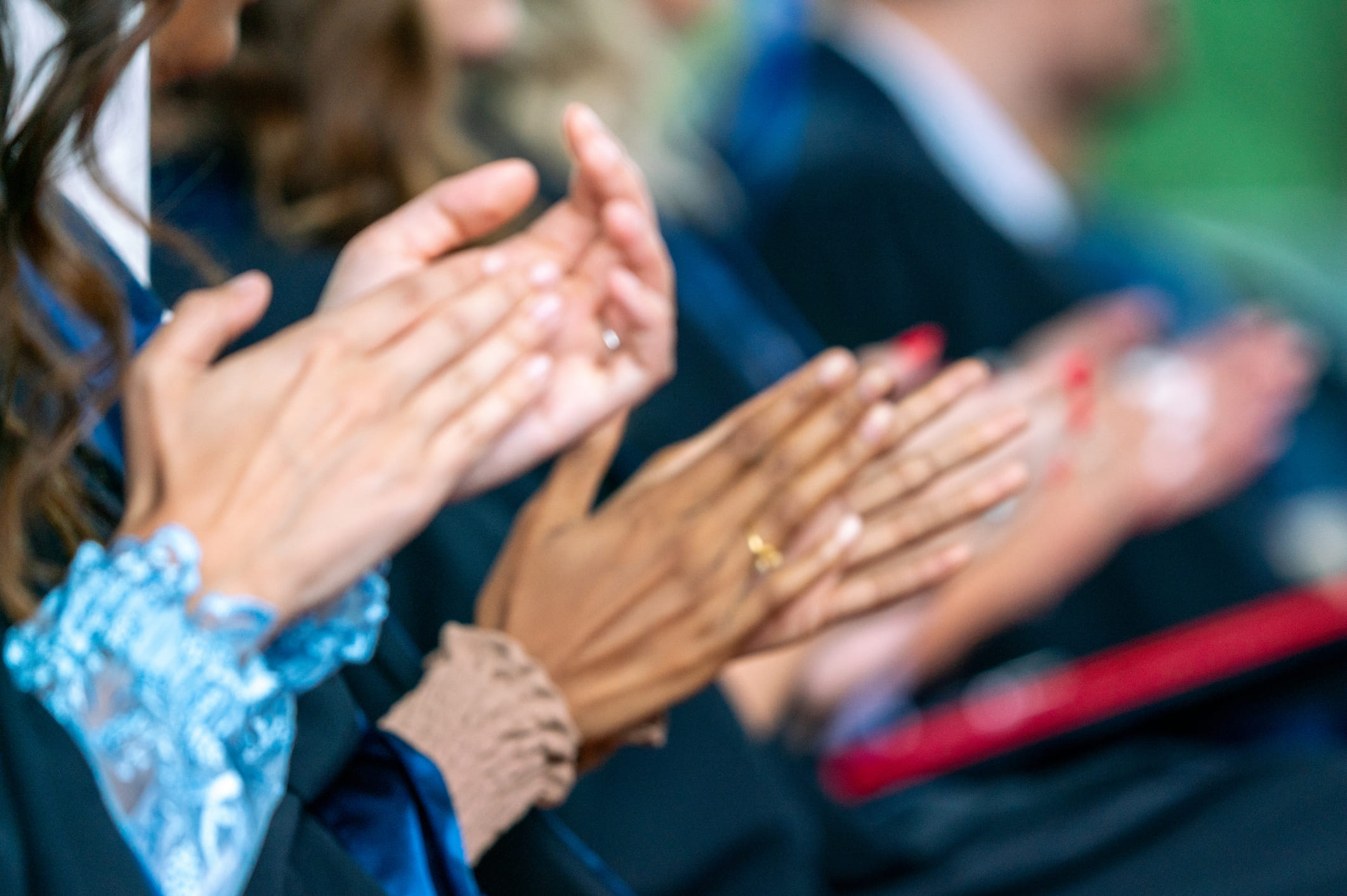 നമ്മുടെ കൈവെള്ളയിൽ ശരീരത്തിലെ വിവിധ അവയവങ്ങളുമായി ബന്ധപ്പെട്ട ഏകദേശം 28 അക്യുപ്രഷർ പോയിന്റുകൾ ഉണ്ട്. നാം ശക്തിയായി കൈകൊട്ടുമ്പോൾ ഈ പോയിൻ്റുകൾ ഉത്തേജിപ്പിക്കപ്പെടുകയും ബന്ധപ്പെട്ട അവയവങ്ങളുടെ പ്രവർത്തനം മെച്ചപ്പെടുകയും ചെയ്യുമെന്നാണ് പഠനം പറയുന്നത്. കൈകൊട്ടുമ്പോൾ ശരീരത്തിലെ രക്തചംക്രമണം വർദ്ധിപ്പിക്കുന്നു. അതുപോലെ തന്നെ രക്തധമനികളിലെ തടസ്സങ്ങൾ നീക്കം ചെയ്യാനും ചീത്ത കൊളസ്ട്രോൾ കുറയ്ക്കാനും സഹായിക്കുന്നു. 
