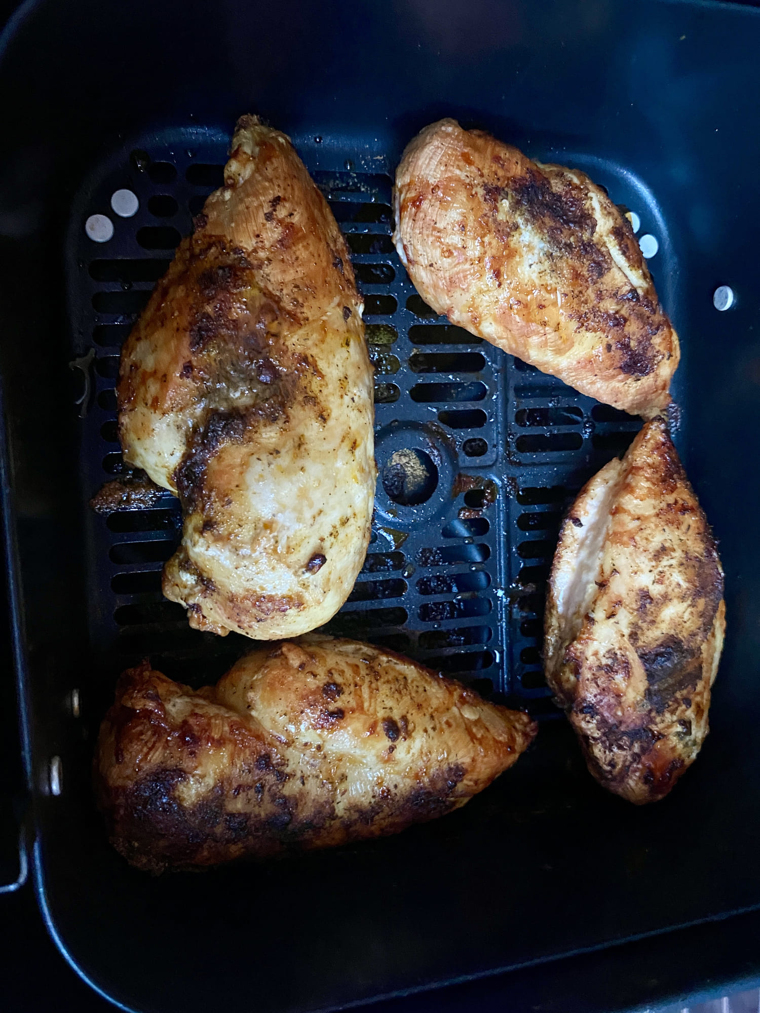 എണ്ണയില്ലാതെ വറുക്കാം എന്നതാണ് എയർ ഫ്രയറിന്റെ ഏറ്റവും വലിയ ഗുണം. എങ്കിലും, മസാല പുരട്ടുമ്പോൾ ഒരു ടീസ്പൂൺ ഒലിവ് ഓയിലോ വെളിച്ചെണ്ണയോ അതിൽ ചേർക്കുന്നത് ചിക്കൻ ഉള്ളിൽ നിന്ന് വരണ്ടുപ്പോകാതിരിക്കാൻ സഹായിക്കും. ഇത് ചിക്കന് നല്ലൊരു തിളക്കവും മൊരിവും നൽകുന്നതാണ്.
