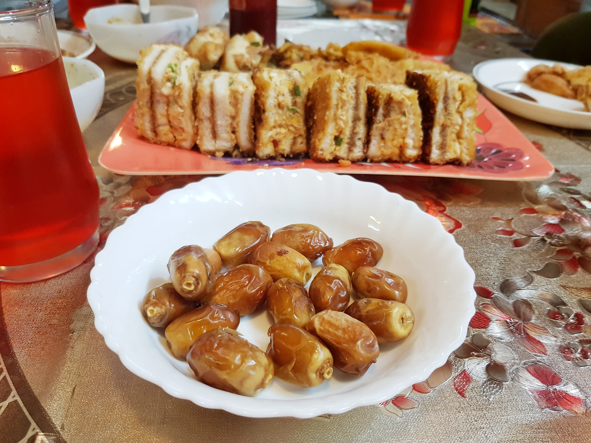 നോമ്പ് തുറക്കാൻ ഈന്തപ്പഴം കഴിക്കുന്ന പാരമ്പര്യം 1,400 വർഷത്തിലേറെ പഴക്കമുള്ളതാണ്. മുഹമ്മദ് നബി പരമ്പരാഗതമായി മൂന്ന് ഈന്തപ്പഴവും ഒരു സിപ്പ് വെള്ളവും കഴിച്ചുകൊണ്ടാണ് നോമ്പ് തുറന്നതെന്നാണ് വിശ്വസിക്കപ്പെടുന്നത്. ഈ വഴി പിന്തുടർന്നാണ് ഇന്നും മുസ്ലീം മത വിശ്വാസികൾ ഈന്തപ്പഴം കഴിച്ചുകൊണ്ട് നോമ്പ് തുറക്കുന്നത്. 
