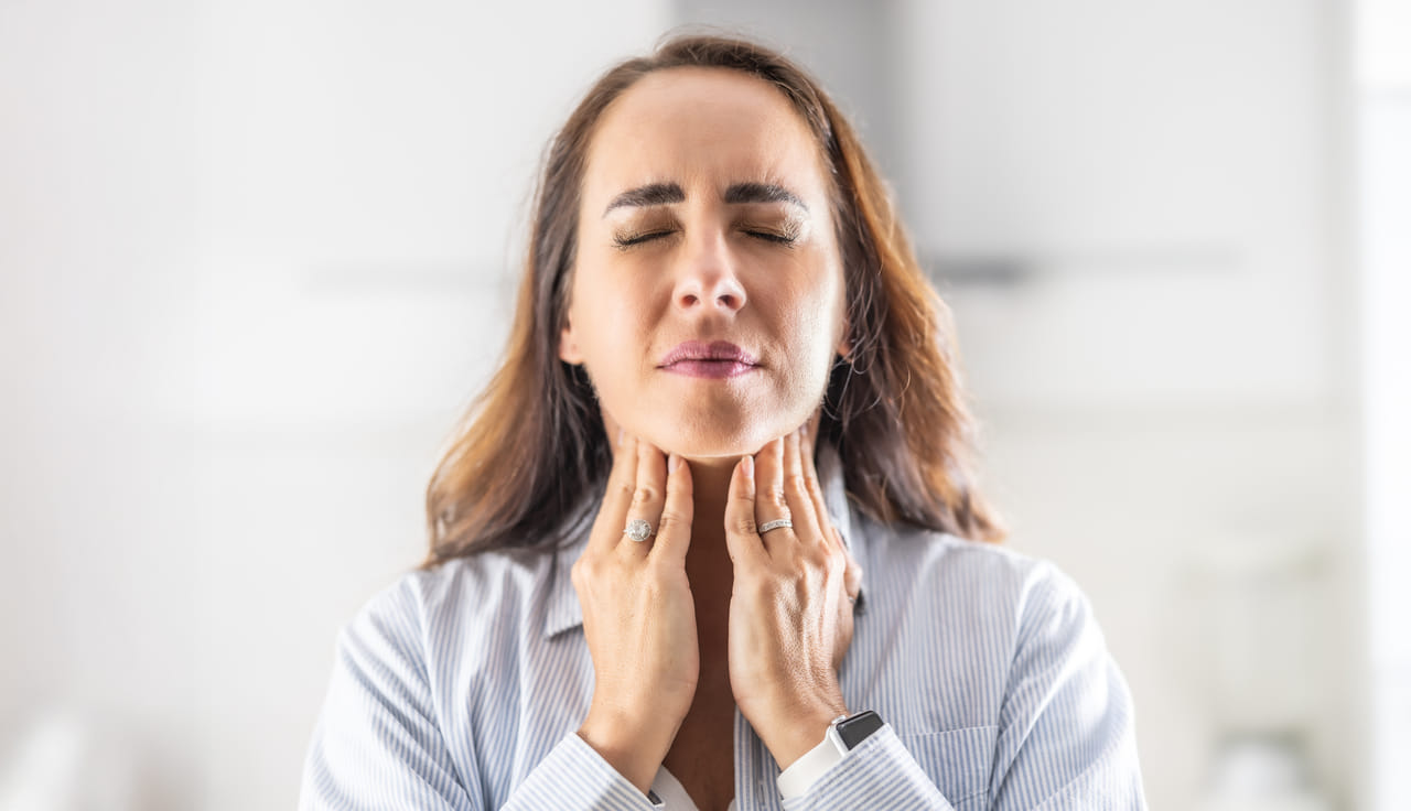 ഇന്നത്തെ കാലത്ത് സ്ത്രീകളിലും പുരുഷന്മാരിലും ഒരുപോലെ കണ്ടുവരുന്ന ഒന്നാണ് തൈറോയിഡ് (thyroid) സംബന്ധമായ പ്രശ്നങ്ങൾ. മെറ്റബോളിസം, ഊർജ്ജ നില, ഹൃദയമിടിപ്പ് എന്നിവയെ നിയന്ത്രിക്കുന്നതിൽ തൈറോയിഡ് ഗ്രന്ഥി വലിയ പങ്ക് വഹിക്കുന്നുണ്ട്. തൈറോയിഡ് ഹോർമോണുകളുടെ അളവിൽ ഉണ്ടാകുന്ന വ്യത്യാസം ശരീരഭാരം കൂടാനും, അമിതമായ തളർച്ചയ്ക്കും, മുടികൊഴിച്ചിലിനും കാരണമാകും. (Image Credits: Getty Images)
