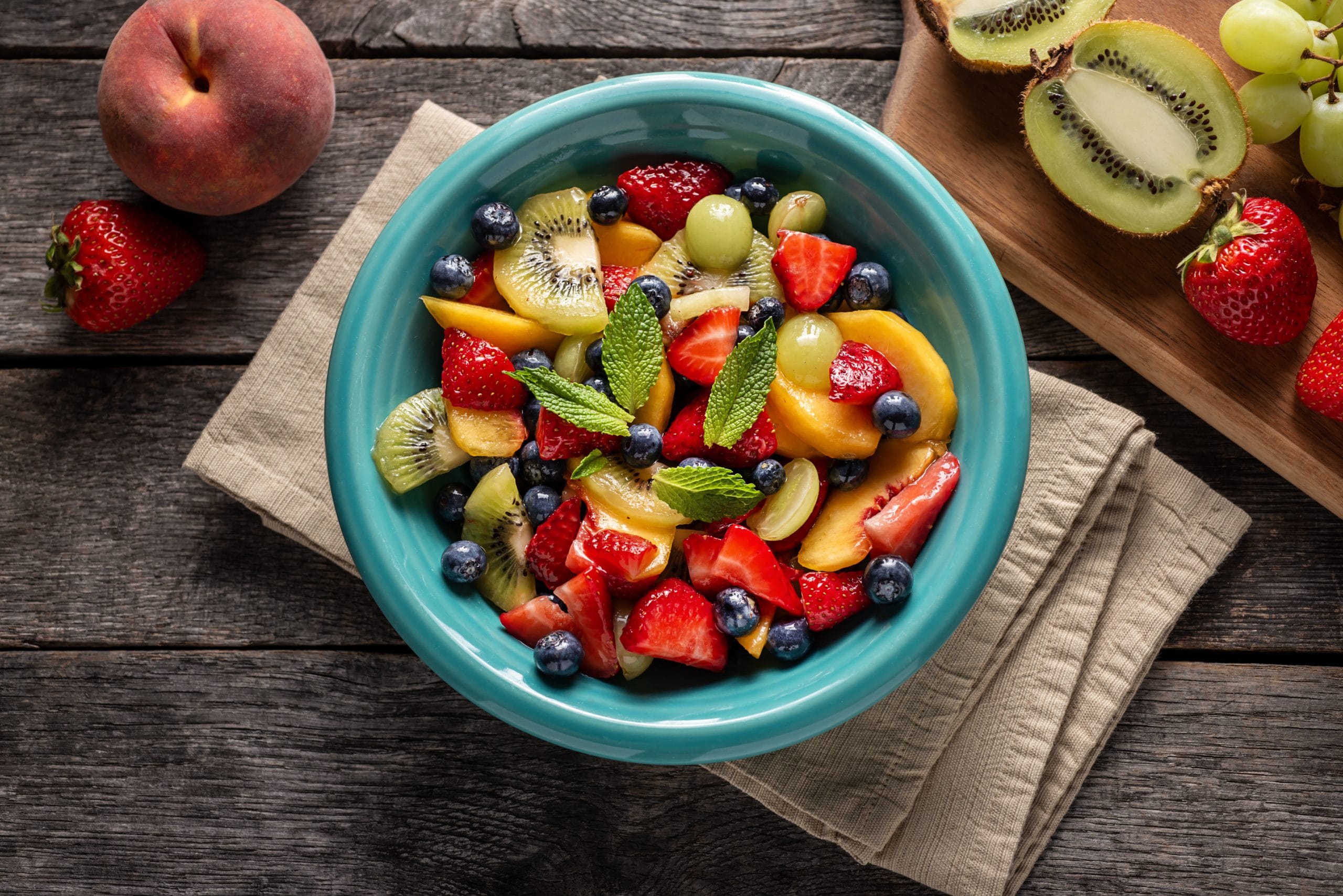 വിറ്റാമിനുകളും നാരുകളും അടങ്ങിയ ഇലക്കറികൾ വേനൽക്കാലത്ത് ദഹനം സുഗമമാക്കും. അതുപോലെ സവാള, ഉള്ളി എന്നിവയും കഴിക്കാം. ഉള്ളിയിൽ ക്വെർസെറ്റിൻ എന്ന ഘടകം അടങ്ങിയിട്ടുണ്ട്, ഇത് സൂര്യതാപത്തിൽ നിന്ന് സംരക്ഷണം നൽകാൻ സഹായിക്കുമെന്ന് പറയപ്പെടുന്നു. അതിനാൽ സാലഡുകളിലും മറ്റ് വിഭവങ്ങളിലും ഉള്ളിയുടെ അളവ് നന്നായി വർദ്ധിപ്പിക്കുക.
