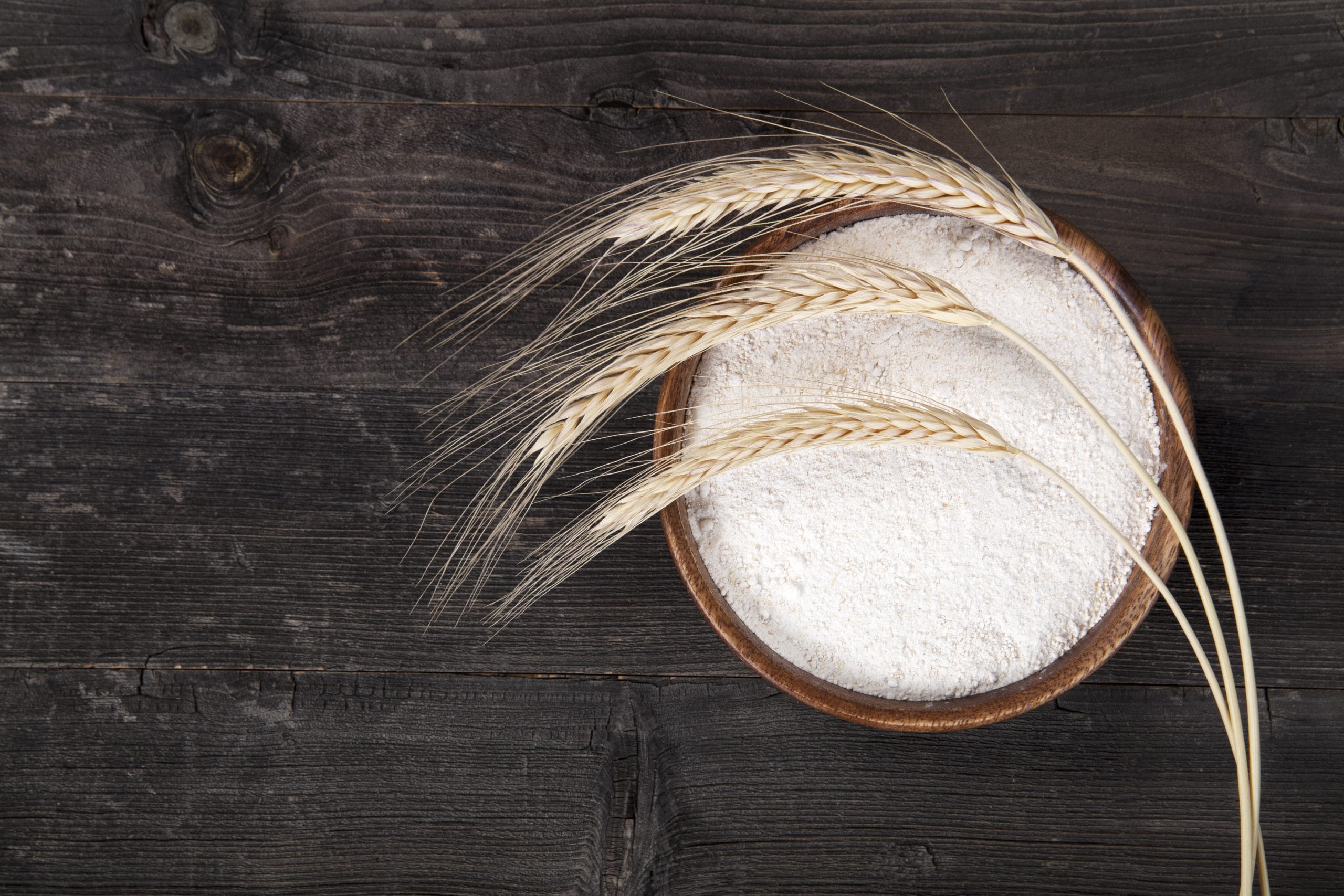 ഗോതമ്പുപൊടി എടുക്കാൻ ഒരിക്കലും നനഞ്ഞ കൈയോ സ്പൂണോ ഉപയോഗിക്കരുത്. ചെറിയൊരു തുള്ളി വെള്ളം പോലും പൊടി കട്ടപിടിക്കാനും കേടാകാനും കാരണമാകും. പൊടി നിറച്ച പാത്രങ്ങൾ നേരിട്ട് തറയിൽ വെക്കാതെ ഷെൽഫിൽ സൂക്ഷിക്കുക. ഗോതമ്പുപൊടി പാത്രത്തിൽ നിറയ്ക്കുമ്പോൾ ഇടയ്ക്കിടെ പാത്രം ഒന്ന് കുടഞ്ഞു കൊടുക്കുന്നത് വായു കയറിയത് ഒഴിവാക്കാനും വണ്ടുകൾ വരുന്നത് തടയാനും സഹായിക്കും.