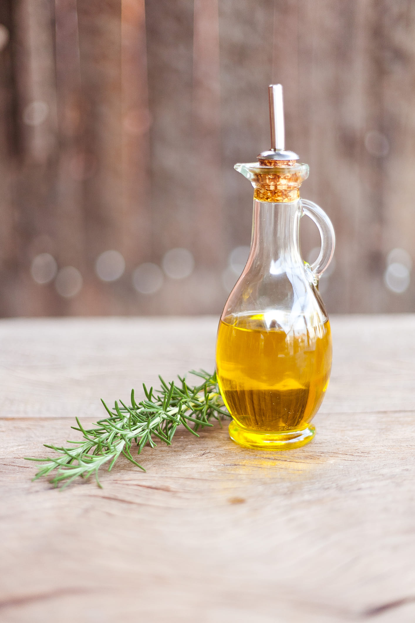 നിങ്ങൾ പതിവായി ഉപയോഗിക്കുന്ന ഷാംപൂവിലേക്ക് 2-3 തുള്ളി റോസ്‌മേരി ഓയിൽ ചേർത്ത് മുടി കഴുകുന്നത് മുടിക്ക് തിളക്കവും കരുത്തും നൽകാൻ സഹായിക്കും. എണ്ണമയം ഇഷ്ടമല്ലാത്തവർക്ക് റോസ്‌മേരി ഇലകൾ വെള്ളത്തിലിട്ട് തിളപ്പിച്ച് ആ വെള്ളം തണുത്ത ശേഷം സ്പ്രേ ബോട്ടിലിലാക്കി തലയോട്ടിയിൽ അടിക്കാവുന്നതാണ്. ഇത് കഴുകിക്കളയേണ്ടതില്ല.
