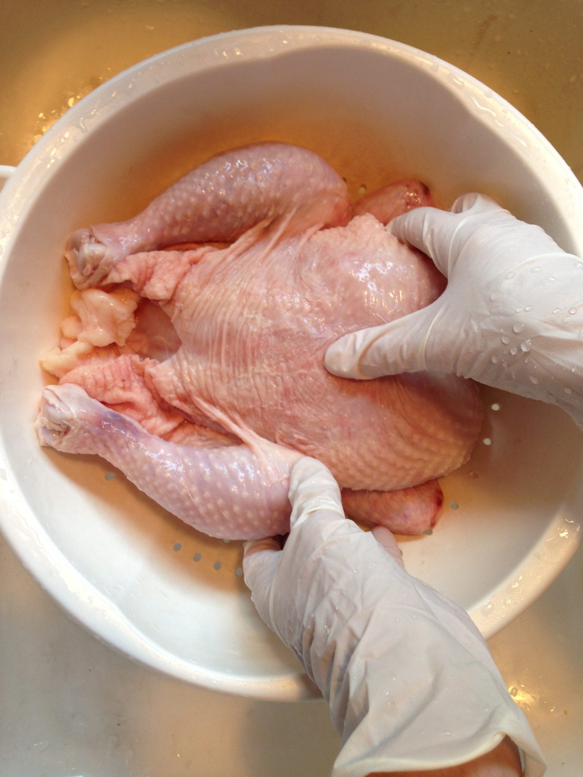 പലരും ചെയ്യുന്ന തെറ്റാണിത്. പൈപ്പിന് താഴെ നേരിട്ട് ചിക്കൻ കഴുകുമ്പോൾ അതിലെ വെള്ളം തെറിച്ച് അടുക്കളയിലെ മറ്റ് പാത്രങ്ങളിലേക്കോ സ്ലാബിലേക്കോ അണുക്കൾ പടരാൻ സാധ്യതയുണ്ട്. പകരം, ഒരു വലിയ പാത്രത്തിൽ വെള്ളമെടുത്ത് അതിലേക്ക് ചിക്കൻ ഇട്ട് കഴുകുന്നതാണ് സുരക്ഷിതം. ചിക്കൻ്റെ തൊലി പൂർണമായും നീക്കം ചെയ്യാൻ ശ്രദ്ധിക്കണം. 
