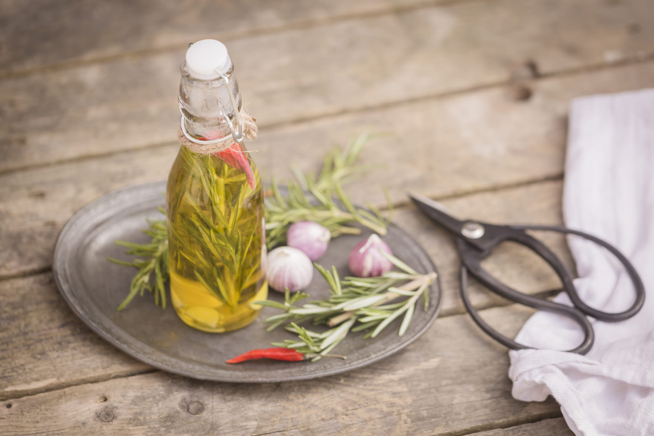 നേർപ്പിക്കാതെ റോസ്‌മേരി ഓയിൽ നേരിട്ട് തലയോട്ടിയിൽ തേക്കുന്നത് അലർജിക്കും ചൊറിച്ചിലിനും കാരണമായേക്കാം. കൂടാതെ പെട്ടെന്ന് റിസൾട്ട് ഉണ്ടാവണമെന്നില്ല, ഏതൊരു പ്രകൃതിദത്ത മാർഗ്ഗവും ഫലം കാണാൻ സമയം എടുക്കും. ചുരുങ്ങിയത് 3 മുതൽ 6 മാസം വരെ സ്ഥിരമായി ഉപയോഗിക്കുക. ഗർഭിണികളും മുലയൂട്ടുന്ന അമ്മമാരും എസൻഷ്യൽ ഓയിലുകൾ ഉപയോഗിക്കുന്നതിന് മുൻപ് ഡോക്ടറുടെ നിർദ്ദേശം തേടുക. 