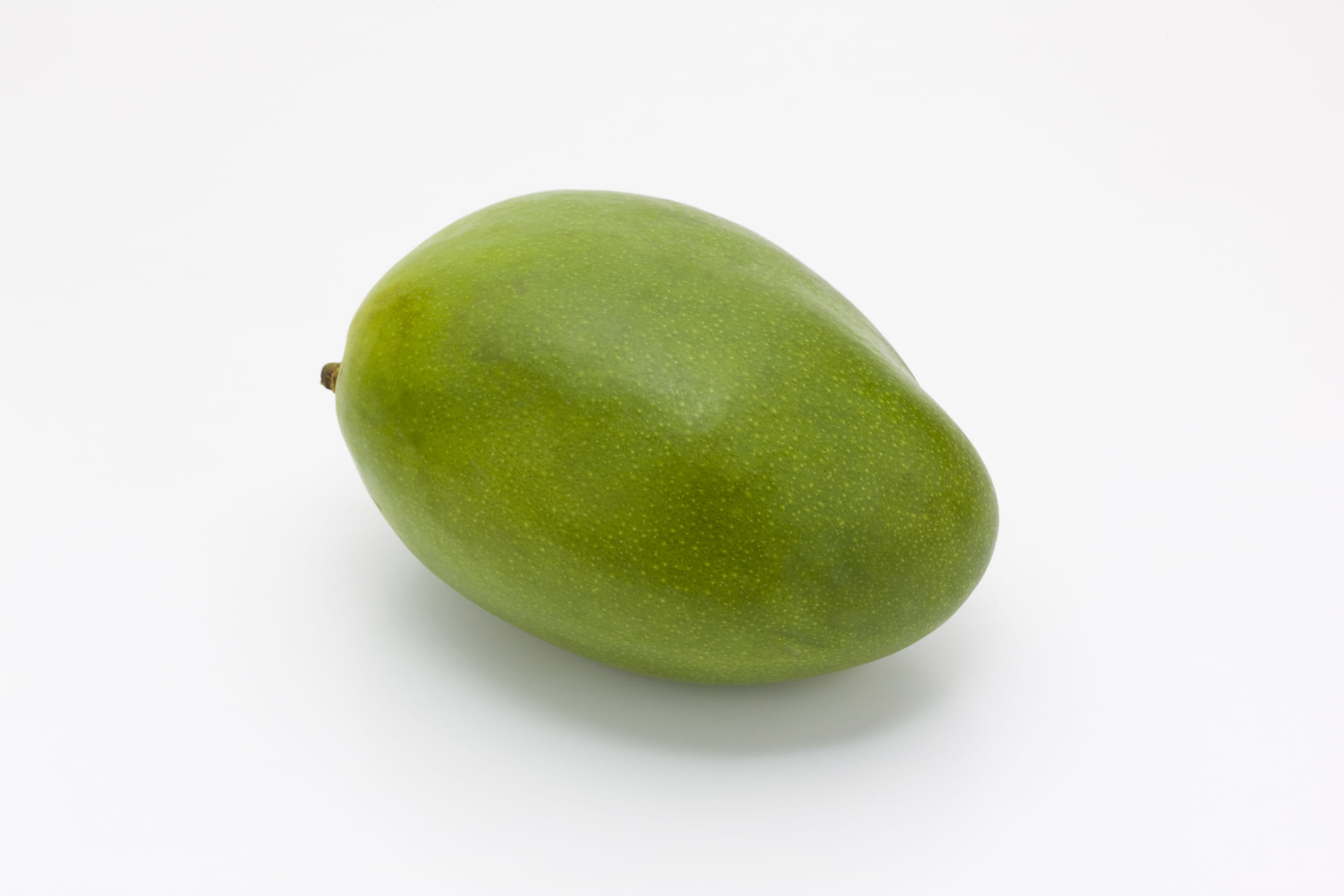 ഈ കഷണങ്ങൾ ഒരു സിപ്പ് ലോക്ക് ബാഗിലോ സാധാരണ പ്ലാസ്റ്റിക് കവറിലോ നിറയ്ക്കുക. കവറിലെ വായു പൂർണ്ണമായും പുറത്തു കളഞ്ഞ ശേഷം ഫ്രീസറിൽ സൂക്ഷിക്കുക. ഈ മാങ്ങാ കഷ്ണങ്ങൾ കറി വെക്കുന്നതിനോ അച്ചാർ ഇടുന്നതിനോ 10 മിനിറ്റ് മുൻപ് ഫ്രീസറിൽ നിന്ന് പുറത്തെടുത്ത് വെച്ചാൽ മതിയാകും. എയർ ടൈറ്റ് പാത്രത്തിനുള്ളിൽ സൂക്ഷിക്കുന്നതും നല്ലതാണ്. 