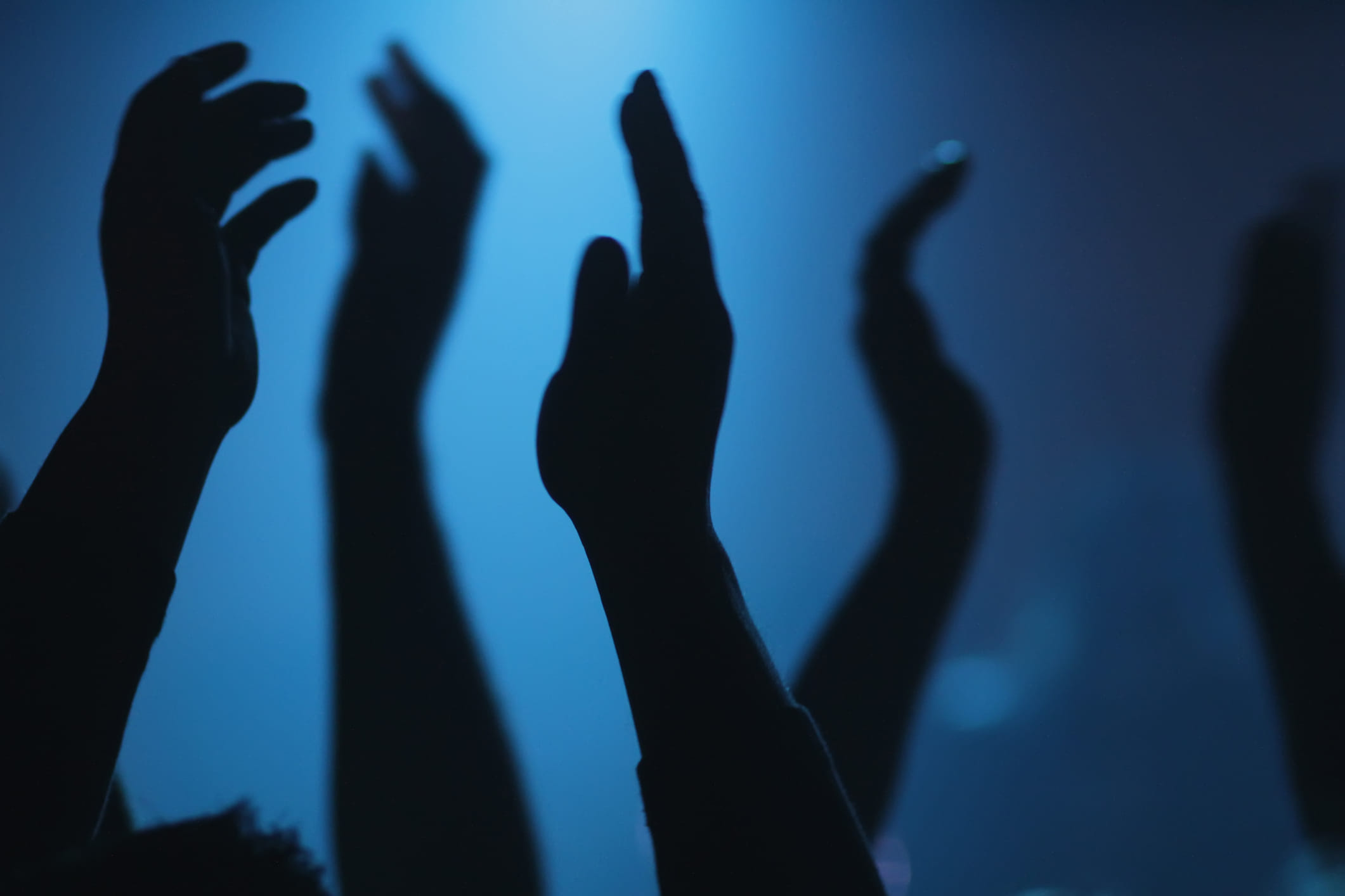  തലച്ചോറിലെ ഹാപ്പി ഹോർമോണുകളെ ഉത്തേജിപ്പിക്കാൻ കൈകൊട്ടുന്നത് വളരെ നല്ലതാണ്. ഇത് സമ്മർദ്ദം, ഉത്കണ്ഠ എന്നിവ കുറയ്ക്കുകയും മനസ്സിന് ശാന്തതയും ഊർജ്ജവും നൽകുകയും ചെയ്യുന്നു. രണ്ട് കൈവെള്ളകളും വിരലുകളും പരസ്പരം കൃത്യമായി തട്ടുന്ന രീതിയിൽ വേണം കൈകൾ കൊട്ടാൻ. ദിവസവും രാവിലെ 10 മുതൽ 20 മിനിറ്റ് വരെ ഇത് ശീലമാക്കുന്നതാണ് നല്ലത്. 
