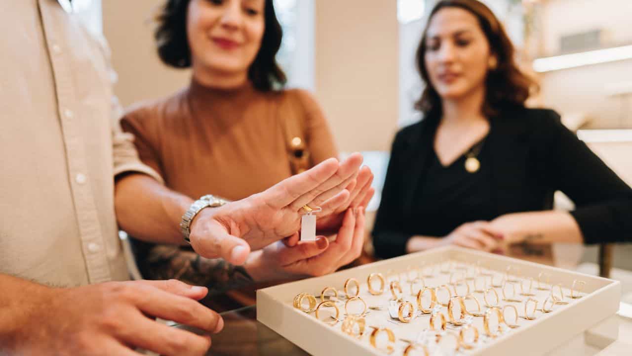 Gold Rate: സ്വര്ണം 6,200 ഡോളറിലേക്ക്; കേരളത്തില് 2 ലക്ഷമെത്തും വില Gold Rate: സ്വര്ണം 6,200 ഡോളറിലേക്ക്; കേരളത്തില് 2 ലക്ഷമെത്തും വില