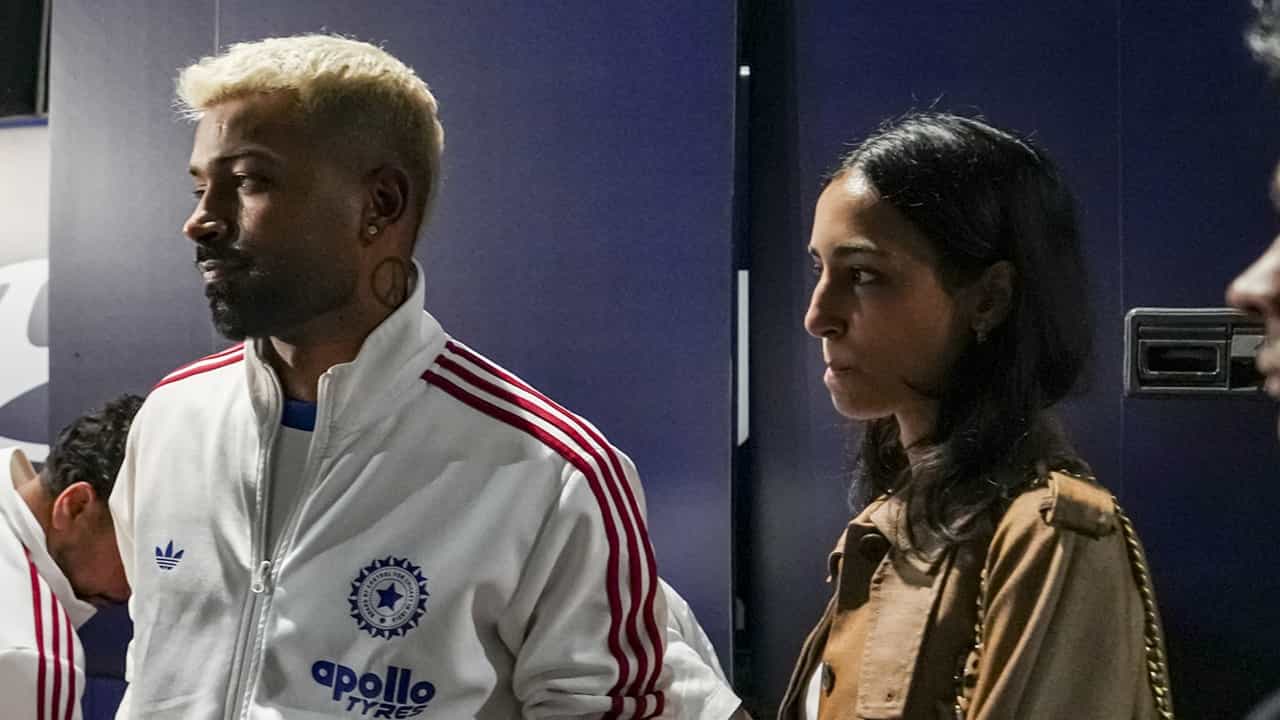 Viral Video: കാമുകിയുടെ കൈ പിടിച്ച് ഹോട്ടലിന്റെ ഇടനാഴികളിലൂടെ ഹാര്ദ്ദിക് പാണ്ഡ്യ; വീഡിയോ വൈറല് Viral Video: കാമുകിയുടെ കൈ പിടിച്ച് ഹോട്ടലിന്റെ ഇടനാഴികളിലൂടെ ഹാര്ദ്ദിക് പാണ്ഡ്യ; വീഡിയോ വൈറല്