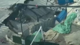 കൂറ്റൻ കുഴിയിൽ വാഹനങ്ങളും കെട്ടിടങ്ങളും, നടുക്കുന്ന വീഡിയോ ഇതാ