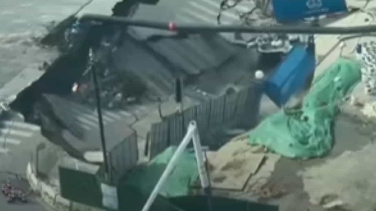 Viral Video : നിന്ന നിൽപിൽ ഒരു റോഡ് അപ്രത്യക്ഷം, കൂറ്റൻ കുഴിയിൽ വാഹനങ്ങളും കെട്ടിടങ്ങളും, നടുക്കുന്ന വീഡിയോ ഇതാ