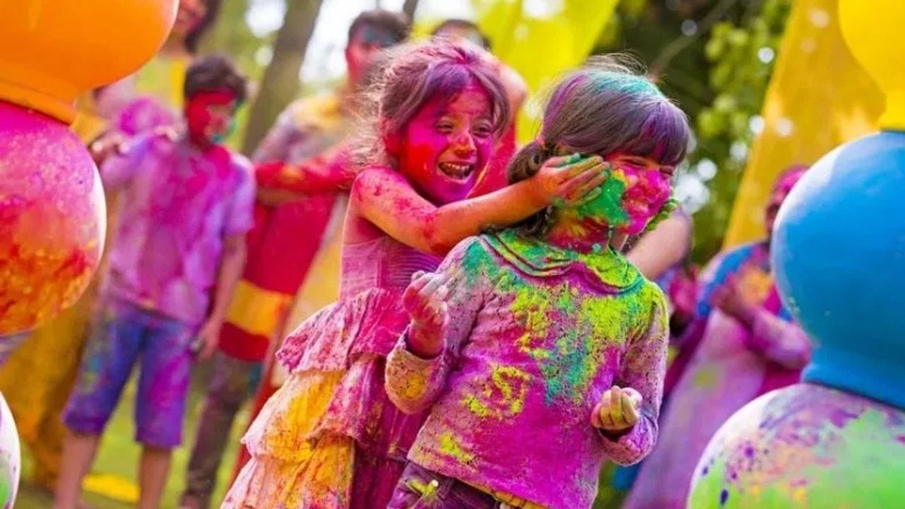 അവയിൽ പ്രധാനമാണ് വീട്ടിൽ വരുത്തേണ്ട മാറ്റങ്ങൾ. ഒരു വ്യക്തിയെ സംബന്ധിച്ച് ഗൃഹത്തിൽ കൊണ്ടുവരുന്ന പല മാറ്റങ്ങളും ജീവിതത്തിൽ വലിയ രീതിയിലുള്ള സ്വാധീനങ്ങൾക്കും വിജയങ്ങൾക്കും കാരണമാകും. അതിനെ പ്രധാനമായും വീട്ടിൽ ഒളിഞ്ഞിരിക്കുന്ന നെഗറ്റീവ് എനർജിയെ നീക്കം ചെയ്യുകയാണ് വേണ്ടത്. അതിൽ പ്രധാനമാണ് ചിലത് ഒഴിവാക്കുക. (PHOTO: TV9 NETWORK)