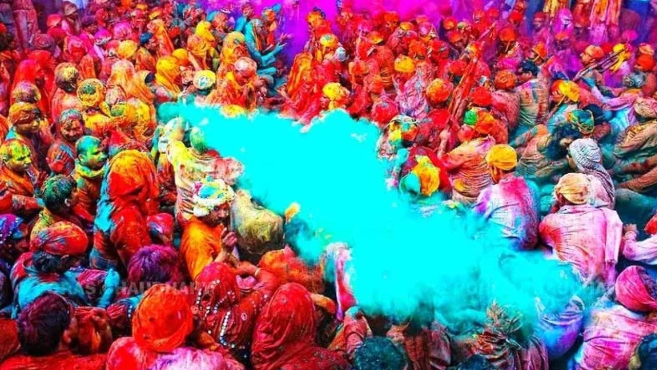 വീട്ടിൽ ഒരു ആവശ്യവുമില്ലാതെ അനാവശ്യമായി കിടക്കുന്ന സാധനങ്ങൾ നമ്മുടെ മനസ്സിലും സ്വഭാവത്തിലും നെഗറ്റീവ് എനർജി വർദ്ധിപ്പിക്കും. അതിനാൽ വീട്ടിൽ നിന്നും അനാവശ്യമായ സാധനങ്ങൾ ഒഴിവാക്കേണ്ടത് അത്യാവശ്യമാണ്. അതുപോലെ വീടിന്റെ ചുറ്റുപാടും ഉണങ്ങിയ ചെടികളോ മരങ്ങളും ഉണ്ടെങ്കിൽ അവയെല്ലാം നീക്കം ചെയ്യുക. ഇതെല്ലാം നമ്മുടെ ജീവിതത്തിൽ ദുഃഖത്തിനും ദുരിതത്തിനും കാരണമാകും എന്നാണ് വിശ്വാസം. പകരം, തുളസി അല്ലെങ്കിൽ മണി പ്ലാന്റ് പോലുള്ള പച്ച സസ്യങ്ങൾ വളർത്തുന്നത് പോസിറ്റീവ് എനർജി വർദ്ധിപ്പിക്കുന്നു. (PHOTO: TV9 NETWORK)