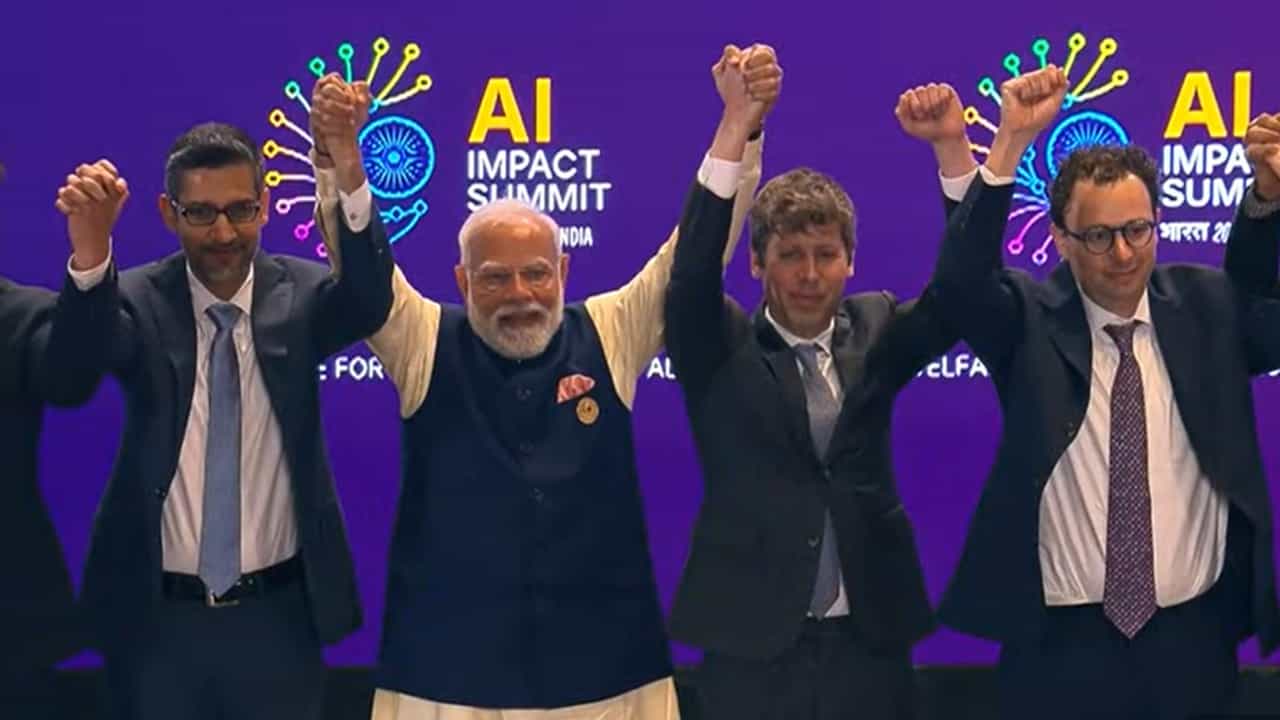 PM Modi: ഭാരത് മണ്ഡപത്തില്‍ ലോകനേതാക്കളെ വരവേറ്റ് മോദി; എഐ ഉച്ചകോടിയില്‍ വന്‍ പങ്കാളിത്തം