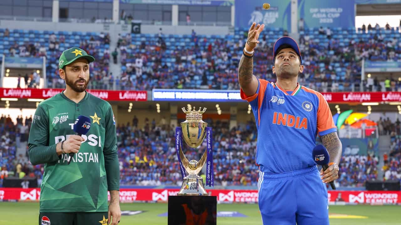 T20 World Cup 2026: പാകിസ്ഥാന് ഇന്ത്യയ്ക്കെതിരെ 20 ഓവറും കളിക്കും, നേടുന്നത് പൂജ്യം റണ്സ്; നിയമത്തിലുള്ളത് വമ്പന് ട്വിസ്റ്റ് T20 World Cup 2026: പാകിസ്ഥാന് ഇന്ത്യയ്ക്കെതിരെ 20 ഓവറും കളിക്കും, നേടുന്നത് പൂജ്യം റണ്സ്; നിയമത്തിലുള്ളത് വമ്പന് ട്വിസ്റ്റ്