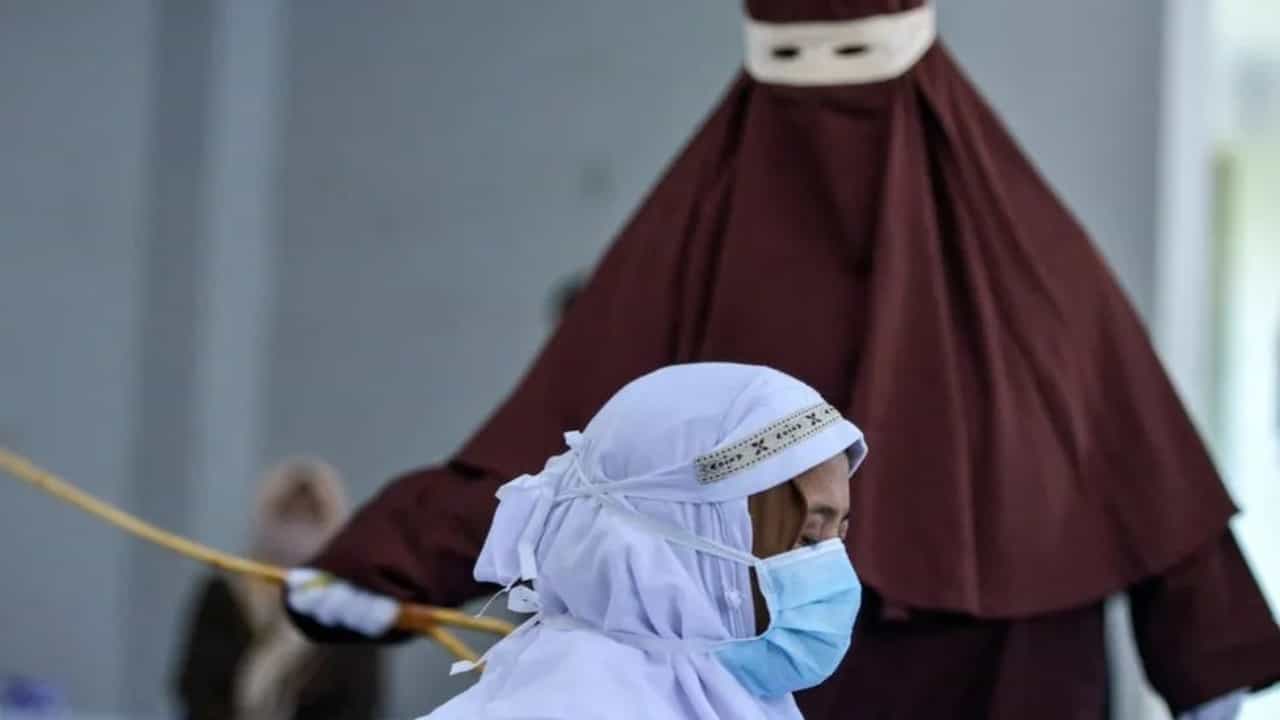 Indonesia: വിവാഹത്തിന് മുൻപ് ലൈംഗികബന്ധം; ഇൻഡോനേഷ്യയിൽ ശരിയത്ത് നിയമപ്രകാരം ദമ്പതിമാർക്ക് ചാട്ടവാറടി Indonesia: വിവാഹത്തിന് മുൻപ് ലൈംഗികബന്ധം; ഇൻഡോനേഷ്യയിൽ ശരിയത്ത് നിയമപ്രകാരം ദമ്പതിമാർക്ക് ചാട്ടവാറടി