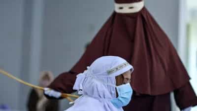 Indonesia: വിവാഹത്തിന് മുൻപ് ലൈംഗികബന്ധം; ഇൻഡോനേഷ്യയിൽ ശരിയത്ത് നിയമപ്രകാരം ദമ്പതിമാർക്ക് ചാട്ടവാറടി