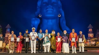 Chanakya Niti: പിന്നിൽ നിന്നും കുത്തും! ഇത്തരക്കാരോട് ചങ്ങാത്തം വേണ്ടാ…