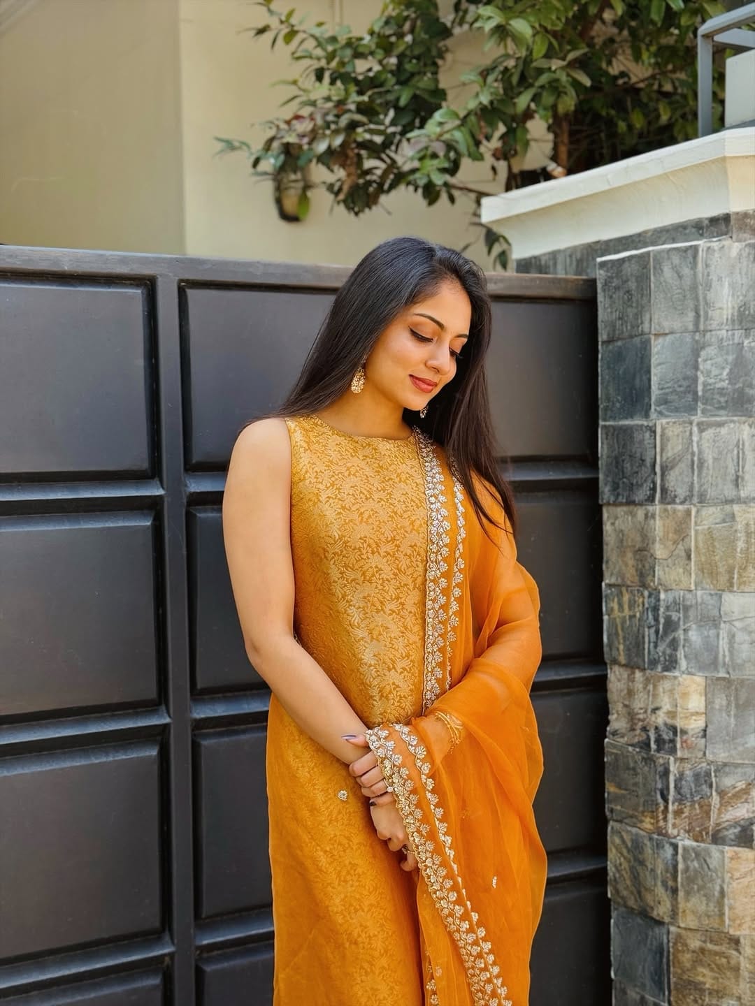 അമ്മയ്ക്ക് നമ്മുടെ എല്ലാവരുടെയും ജീവിതത്തിലെ എല്ലാം അറിയാം, ഞങ്ങള്‍ പരസ്പരം അങ്ങോട്ടുമിങ്ങോട്ടും എല്ലാം പറയാറുണ്ട്. ഞങ്ങളുടെ വീട്ടിലാര്‍ക്കും പ്രൈവസിയില്ല. ആര്‍ക്കും അത്ര സീക്രട്ടായിട്ടുള്ള കാര്യങ്ങളില്ല. ജീവിതത്തില്‍ നടക്കുന്ന കാര്യങ്ങള്‍ അമ്മയ്‌ക്കോ അല്ലെങ്കില്‍ ആര്‍ക്കെങ്കിലുമൊക്കെ അറിയാം, അതൊരു നല്ല കാര്യമായിട്ടാണ് എനിക്ക് തോന്നുന്നത്. ഞങ്ങള്‍ ഇപ്പോഴും എല്ലാവരും ഒരുമിച്ചാണ് കിടക്കുന്നത്. അമ്മയ്ക്ക് ഞങ്ങളെല്ലാവരും ഒരുമിച്ച് കിടക്കണം എന്നാണ്. ഓസി പോയപ്പോള്‍ ഇപ്പോള്‍ ബെഡില്‍ ഞാനും ഹന്‍സുവും മാത്രമേ ഉള്ളൂ. അമ്മുവും അമ്മയും താഴെ മെത്തയിട്ടാ കിടക്കുന്നത്. 

