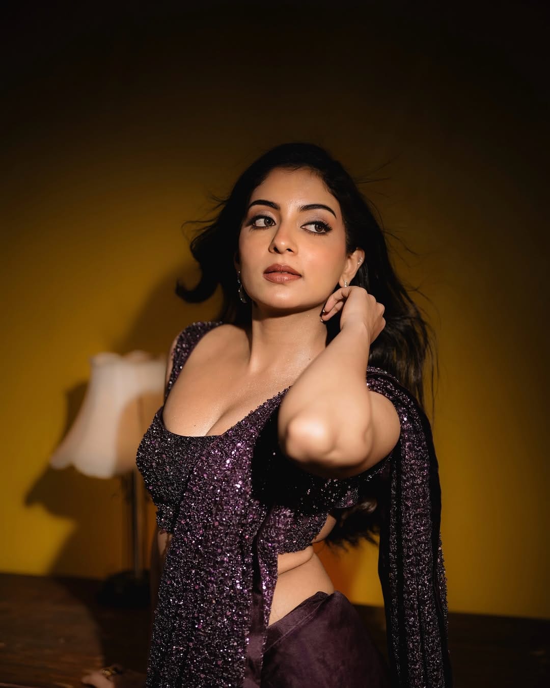 നടന്‍ കൃഷ്ണകുമാറിന്റെ കുടുംബത്തിന്റെ ഒത്തൊരുമയും സ്‌നേഹവുമെല്ലാം എപ്പോഴും സമൂഹ മാധ്യമങ്ങളില്‍ ചര്‍ച്ചയാകാറുണ്ട്. നാല് പെണ്‍കുട്ടികളാണ് കൃഷ്ണകുമാറിന്. നാലുപേരും സമൂഹമാധ്യമങ്ങളിലും സജീവവുമാണ്. മക്കള്‍ക്ക് പുറമെ ഇവരുടെ അമ്മയായ സിന്ധു കൃഷ്ണയും ഇടയ്ക്കിടെ തന്റെ യൂട്യൂബ് ചാനലില്‍ വീഡിയോകള്‍ പങ്കിടാറുണ്ട്. ആ കുടുംബത്തിലെ ഓരോരുത്തര്‍ക്കും പ്രത്യേകം പ്രത്യേകം ഫാന്‍ ബേസുകളുമുണ്ട്. (Image Credits: Instagram)