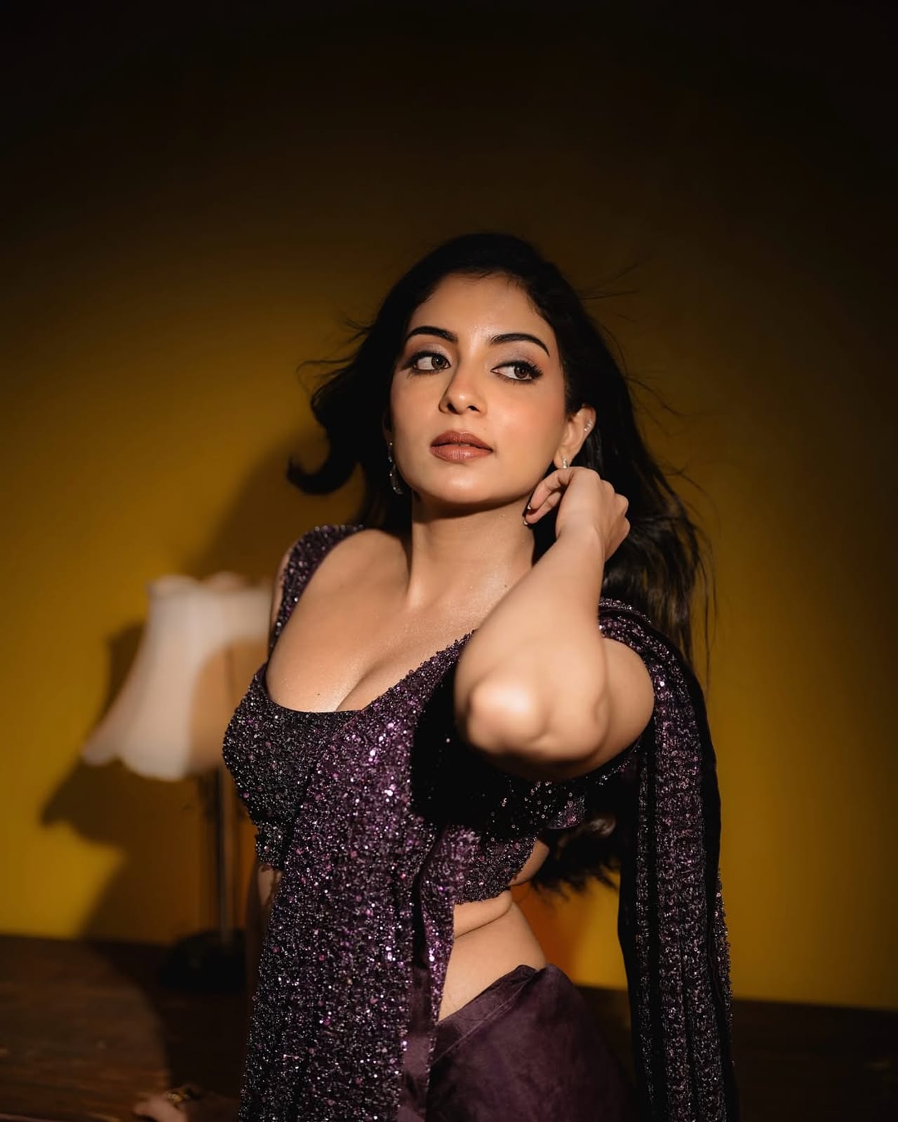 നടന്‍ കൃഷ്ണകുമാറിന്റെ കുടുംബത്തിന്റെ ഒത്തൊരുമയും സ്‌നേഹവുമെല്ലാം എപ്പോഴും സമൂഹ മാധ്യമങ്ങളില്‍ ചര്‍ച്ചയാകാറുണ്ട്. നാല് പെണ്‍കുട്ടികളാണ് കൃഷ്ണകുമാറിന്. നാലുപേരും സമൂഹമാധ്യമങ്ങളിലും സജീവവുമാണ്. മക്കള്‍ക്ക് പുറമെ ഇവരുടെ അമ്മയായ സിന്ധു കൃഷ്ണയും ഇടയ്ക്കിടെ തന്റെ യൂട്യൂബ് ചാനലില്‍ വീഡിയോകള്‍ പങ്കിടാറുണ്ട്. ആ കുടുംബത്തിലെ ഓരോരുത്തര്‍ക്കും പ്രത്യേകം പ്രത്യേകം ഫാന്‍ ബേസുകളുമുണ്ട്. (Image Credits: Instagram)