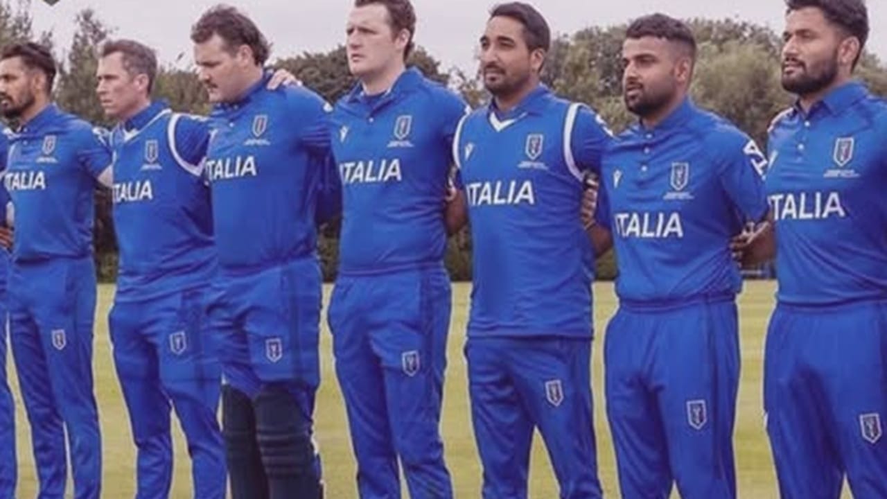 മുന്‍ അയര്‍ലന്‍ഡ് താരം കെവിന്‍ ഒബ്രിയാന്‍ സഹ പരിശീലനകായതോടെ ഇറ്റലിയുടെ പ്രൊഫഷണല്‍ മികവ് ഉയര്‍ന്നു. യൂറോപ്യന്‍ ക്വാളിഫയറില്‍ സ്‌കോട്ട്‌ലന്‍ഡിനെ അട്ടിമറിച്ചതോടെ ഇറ്റലി ലോകകപ്പ് യോഗ്യത ഉറപ്പാക്കി. 42കാരനായ വെയ്ന്‍ മാഡ്‌സണ്‍ ആണ് ഇറ്റലിയുടെ ക്യാപ്റ്റന്‍  (Image Credits: Italy National Cricket Team FB Page)