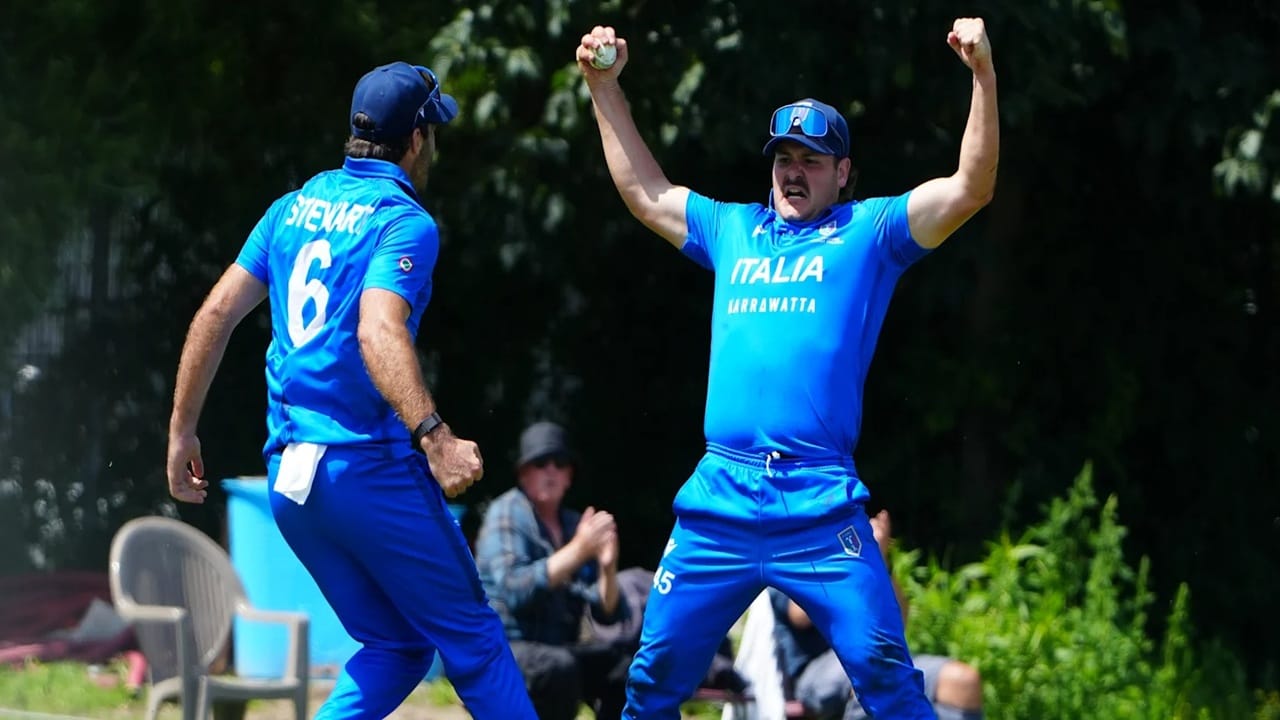  ഗ്രൂപ്പ് സിയിൽ സ്കോട്ട്ലൻഡ്, നേപ്പാൾ, വെസ്റ്റ് ഇൻഡീസ്, ഇംഗ്ലണ്ട് എന്നീ ടീമുകള്‍ക്കൊപ്പമാണ് ഇറ്റലി. വെയ്ൻ മാഡ്‌സെൻ, മാർക്കസ് കാമ്പിയാനോ, ഗിയാൻ പിയറോ മീഡ്, സെയ്ൻ അലി, അലി ഹസൻ, ക്രിഷൻ ജോർജ് കലുഗമാഗെ, ഹാരി മാനെന്റി, ആന്റണി മോസ്ക, ജസ്റ്റിൻ മോസ്ക, സയ്യിദ് നഖ്‌വി, ബെഞ്ചമിൻ മാനെന്റി, ജസ്പ്രീത് സിംഗ്, ജെജെ സ്മട്ട്സ്, ഗ്രാന്റ് സ്റ്റുവർട്ട്, തോമസ് ഡ്രാക്കഎന്നിവരാണ് ഇറ്റലിയുടെ സ്‌ക്വാഡിലുള്ളത്  (Image Credits: Italy National Cricket Team FB Page)
