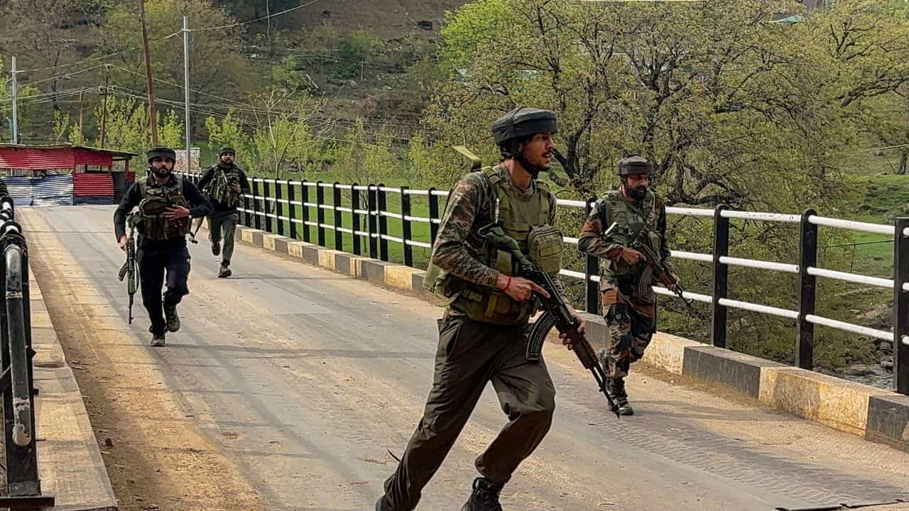 Jammu Kashmir Encounter: കശ്മീരിൽ രണ്ടിടത്ത് ഏറ്റുമുട്ടൽ; 3 ഭീകരരെ വധിച്ച് സൈന്യം, കൊല്ലപ്പെട്ടവർ ജയ്ഷെ മുഹമ്മദ് സംഘത്തിലുള്ളവർ