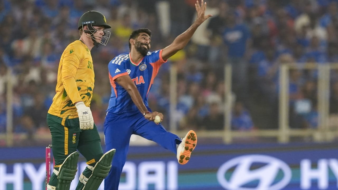 18 മത്സരങ്ങളില്‍ നിന്ന് 32 വിക്കറ്റുകള്‍ സ്വന്തമാക്കിയ അര്‍ഷ്ദീപ് സിങ്, 24 മത്സരങ്ങളില്‍ നിന്ന് 32 വിക്കറ്റുകള്‍ വീഴ്ത്തിയ ആര്‍ അശ്വിന്‍ എന്നിവരുടെ റെക്കോഡാണ് ബുംറ മറികടന്നത്. എന്നാല്‍ ഈ റെക്കോഡ് മാത്രമല്ല ബുംറ സ്വന്തമാക്കിയത്  (Image Credits: PTI).