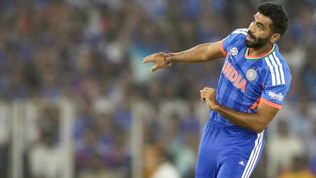 ടി20യില്‍ ഏറ്റവും കൂടുതല്‍ ക്ലീന്‍ ബൗള്‍ഡ് വിക്കറ്റുകള്‍ നേടിയ താരമെന്ന നേട്ടമാണ് ബുംറ സ്വന്തം പേരിനൊപ്പം ചേര്‍ത്തത്. 44 തവണയാണ് ബുംറ ക്ലീന്‍ ബൗള്‍ഡിലൂടെ ടി20യില്‍ വിക്കറ്റുകള്‍ വീഴ്ത്തിയത്. മുന്‍ ശ്രീലങ്കന്‍ താരം ലസിത് മലിംഗയുടെ റെക്കോഡാണ് ബുംറ പഴങ്കഥയാക്കിയത്  (Image Credits: PTI).