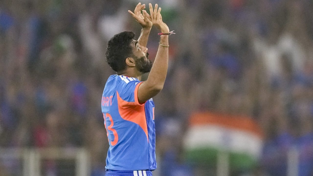 നാലോവറില്‍ 15 റണ്‍സ് വഴങ്ങി മൂന്ന് വിക്കറ്റുകളാണ് ബുംറ സ്വന്തമാക്കിയത്. ഇതോടെ ടി20 ലോകകപ്പില്‍ ഏറ്റവും കൂടുതല്‍ വിക്കറ്റുകള്‍ വീഴ്ത്തിയ ഇന്ത്യന്‍ താരമെന്ന നേട്ടമാണ് ബുംറ സ്വന്തമാക്കിയത്. 22 മത്സരങ്ങളില്‍ നിന്നായി 33 വിക്കറ്റുകളാണ് ബുംറ ടി20 ലോകകപ്പ് ചരിത്രത്തില്‍ വീഴ്ത്തിയത്  (Image Credits: PTI).