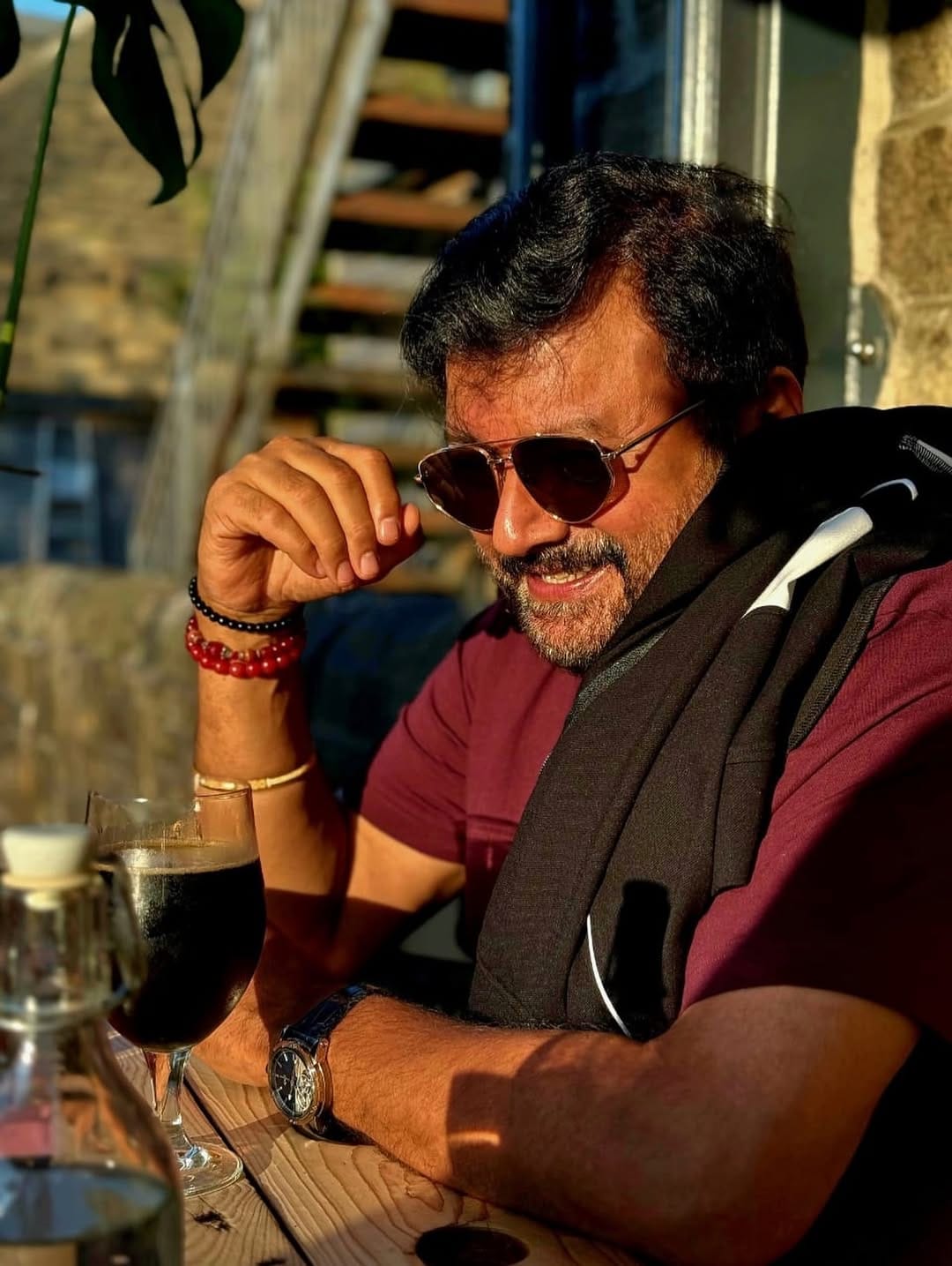 ജയറാം കോമഡി വേഷങ്ങളിലൂടെയും മറ്റുമാണ് കുടുംബപ്രേക്ഷകരുടെ ഇഷ്ടം സമ്പാദിച്ചത്. എന്നാല്‍ ഒരിടയ്ക്ക് വെച്ച് അദ്ദേഹത്തിന് മലയാളത്തില്‍ ലഭിച്ചുകൊണ്ടിരുന്ന അവസരങ്ങള്‍ കുറഞ്ഞു. ഇതോടെ താരം തെന്നിന്ത്യന്‍ ഭാഷകളിലേക്ക് കൂടുമാറ്റം നടത്തുകയായിരുന്നു. 

