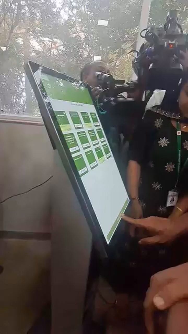 പുത്തൂർ സുവോളജിക്കൽ പാർക്കിലെ ആദ്യ ടിക്കറ്റെടുത്ത് മന്ത്രി കെ. രാജന്‍