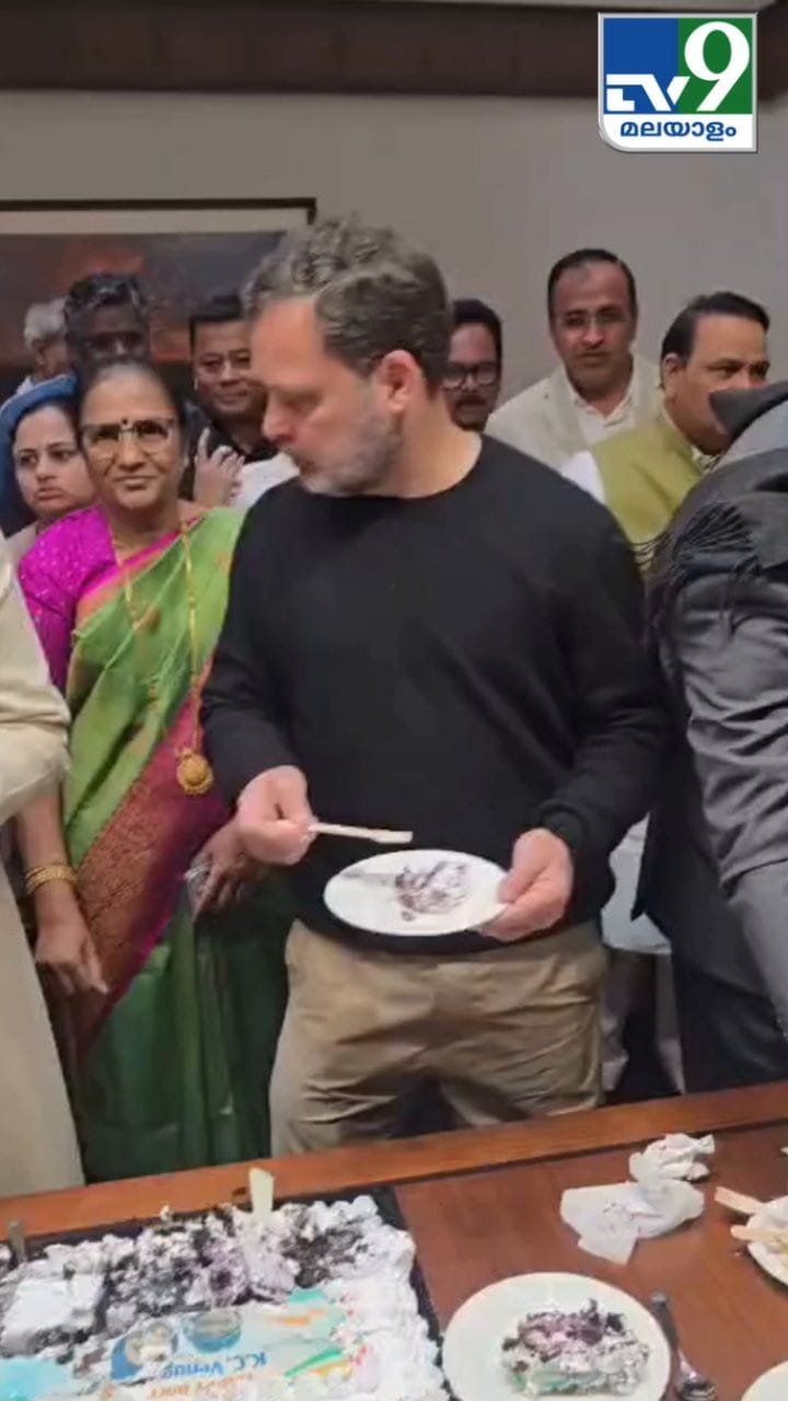 കേക്ക് ഒക്കെ മുറിച്ച് കെ സി വേണുഗോപാലിൻ്റെ ജന്മദിനം ആഘോഷം