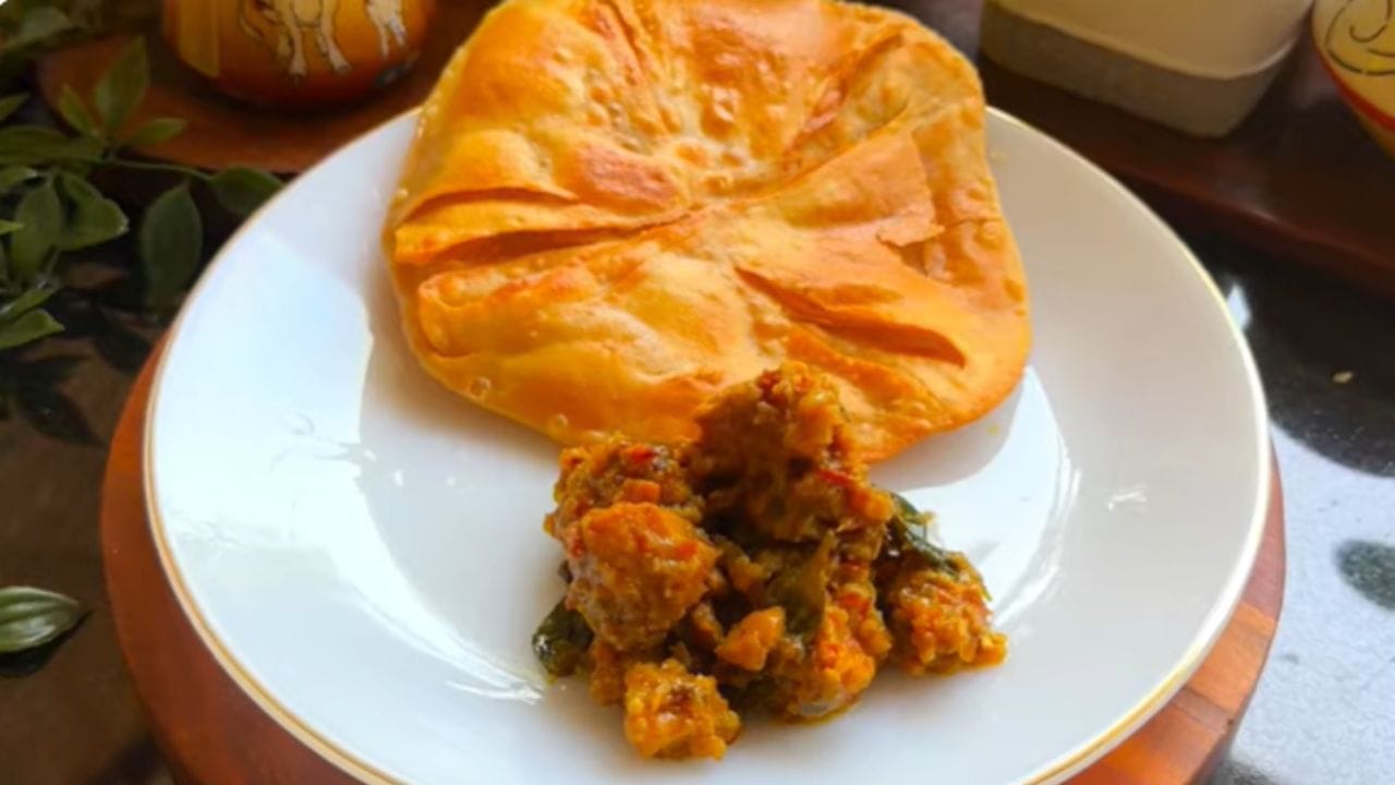 ശേഷം ഒരു ചീനച്ചട്ടി ചൂടാക്കി അതിലേക്ക് ആവശ്യമായ വെളിച്ചെണ്ണ ചേർത്ത് പത്തിരി ഇട്ടു കൊടുക്കുക. ഒരു സ്വർണ്ണ നിറമാകുന്ന വരെ തിരിച്ചും മറിച്ചുമിട്ട് വറുത്തെടുക്കുക. നല്ല മൊരിഞ്ഞ കണ്ണുവെച്ച പത്തിരി തയ്യാർ.(PHOTO: YOUTUBE SCREEN GRAB)