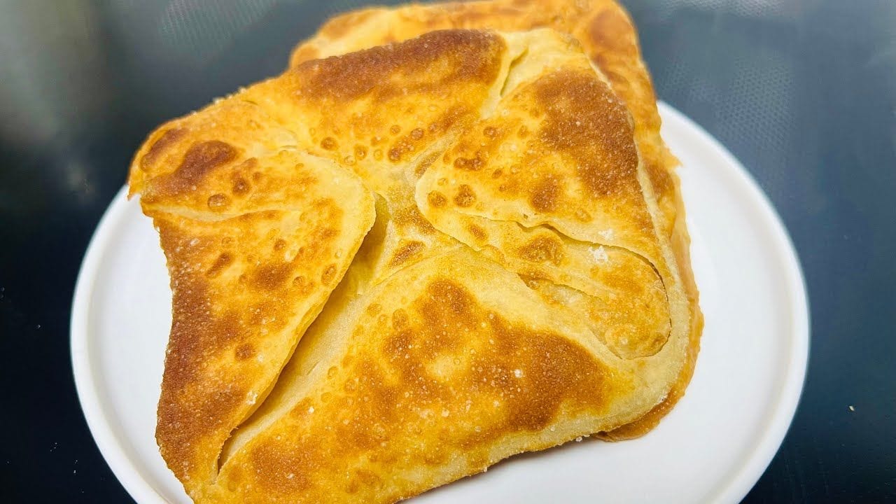 മാവ് തയ്യാറാക്കുന്നതിനായി ഒരു പാത്രത്തിൽ മൈദ മുട്ട കറുത്ത ജീരകം പാകത്തിന് ഉപ്പ് എന്നിവ ചേർക്കുക. ശേഷം ഇതിലേക്ക് കുറച്ചു വെള്ളം ഒഴിച്ച് ചപ്പാത്തി മാവ് പോലെയല്ലാതെ അല്പം കൂടി മൃദുവായ രീതിയിൽ കുഴച്ചെടുക്കുക.. ശേഷം ഈ മാവ് ഒരു 15 അല്ലെങ്കിൽ 20 മിനിറ്റ് മൂടി മാറ്റിവയ്ക്കുക. ഇങ്ങനെ ചെയ്യുന്നത് പത്തിരി നല്ല സോഫ്റ്റും ക്രിസ്പിയും ആവാൻ സഹായിക്കും.(PHOTO: YOUTUBE SCREEN GRAB)