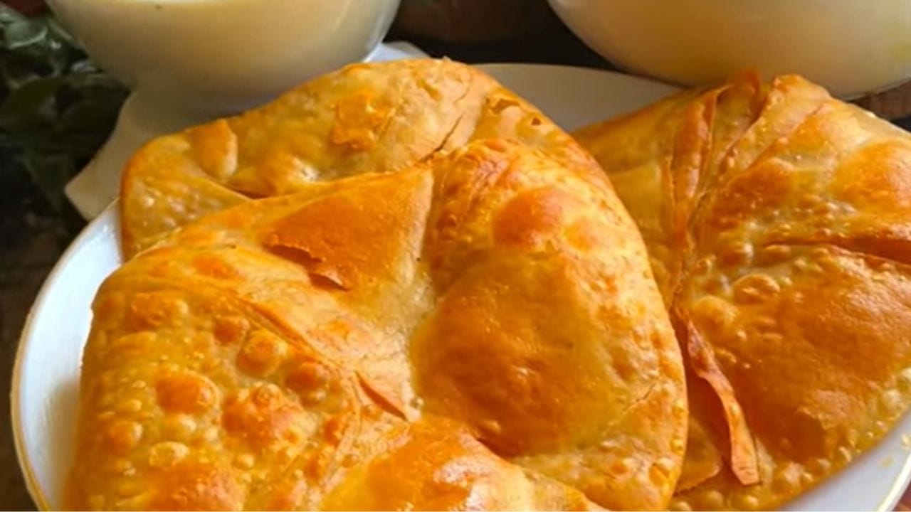 ഇതിനുശേഷം മാവ് ചെറിയ ഒരു ഉരുളകളാക്കി എടുക്കുക. അല്പം മൈദ പൊടി തൂവിയിട്ട് വേണം പരത്തുവാൻ. ചപ്പാത്തിയുടെ കനത്തിൽ വേണം പരത്തി എടുക്കേണ്ടത്. പരത്തുമ്പോൾ ശ്രദ്ധിക്കേണ്ടത് നാലുഭാഗവും ഉള്ളോട്ടേക്ക് വലിച്ച് മടക്കിയിട്ട് വേണം പരത്താൻ. അതായത് മാവു ഉരുളകളാക്കി എടുത്തതിനുശേഷം വട്ടത്തിൽ പരത്തി എടുക്കുക. അതിന്റെ നാലുഭാഗവും ഉള്ളിലേക്ക് മടക്കി വച്ചതിനുശേഷം വീണ്ടും പരത്തിയെടുക്കുക. (PHOTO: YOUTUBE SCREEN GRAB)