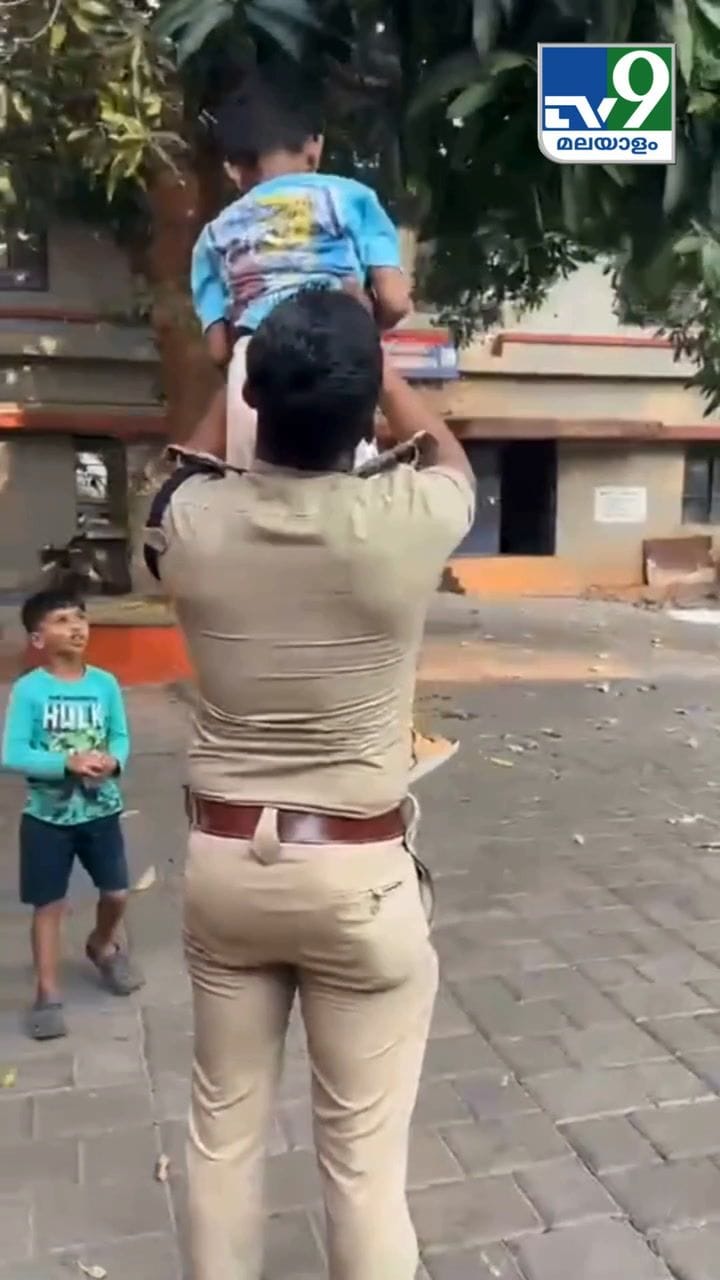 ഈ ധൈര്യം ചാൾസ് ശോഭരാജിന് പോലുമില്ല; പോലീസ് സ്റ്റേഷനിൽ മാങ്ങ പൊട്ടിക്കാൻ എത്തിയ രണ്ട് കുരുന്നുകൾ