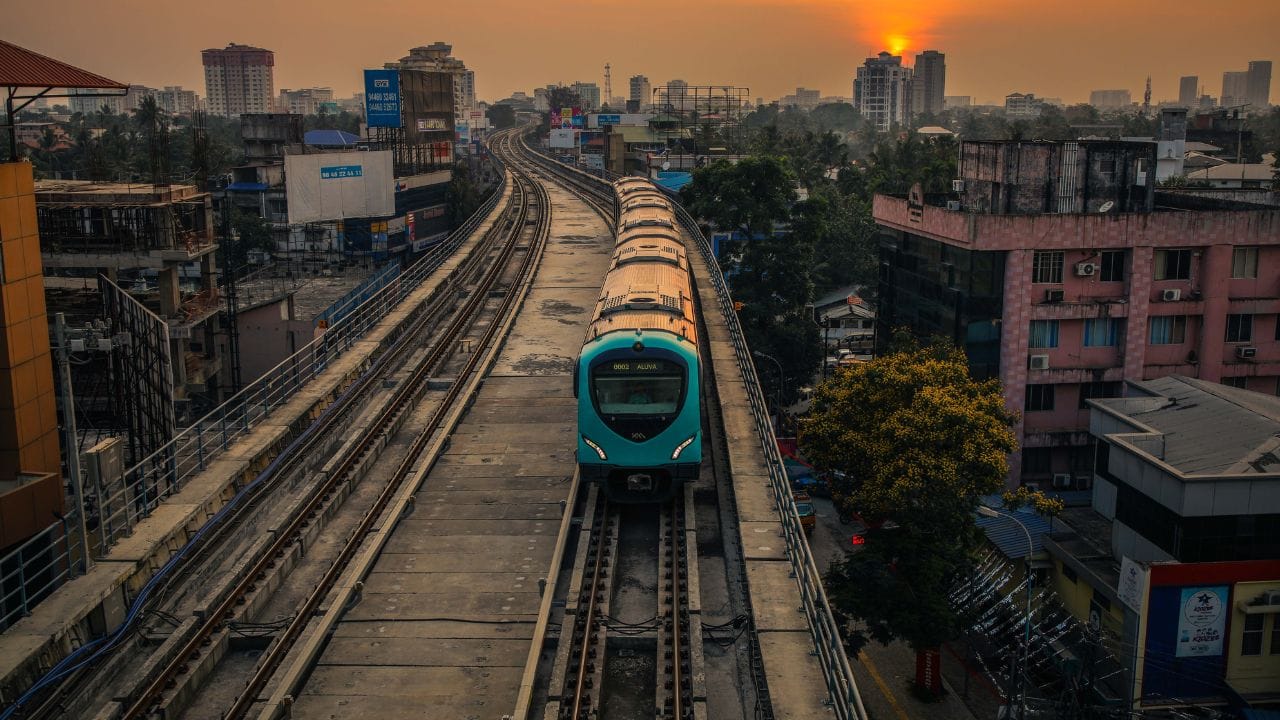 ടിക്കറ്റിങ്, തിരക്ക് നിയന്ത്രണം, ഷെഡ്യൂള്‍ തയാറക്കള്‍ എന്നിവ ഉള്‍പ്പെടെയുള്ള മേഖലകളില്‍ എഐയുടെ സഹായം പ്രയോജനപ്പെടുത്തിയേക്കും. ബെംഗളൂരുവിലെ ഇന്ത്യന്‍ ഇന്‍സ്റ്റിറ്റ്യൂട്ട് ഓഫ് സയന്‍സും കെഎംആര്‍എലും ഇത് സംബന്ധിച്ച് ധാരണയിലെത്തി. 

