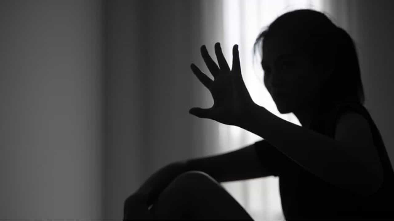 Kollam Astrologer Assault Case: ബാധയൊഴിപ്പിക്കാനെന്ന പേരിൽ ക്രൂരത; അമ്മയ്ക്കൊപ്പം എത്തിയ പെൺകുട്ടിയെ ജ്യോത്സ്യൻ പീഡിപ്പിച്ചെന്ന് പരാതി Kollam Astrologer Assault Case: ബാധയൊഴിപ്പിക്കാനെന്ന പേരിൽ ക്രൂരത; അമ്മയ്ക്കൊപ്പം എത്തിയ പെൺകുട്ടിയെ ജ്യോത്സ്യൻ പീഡിപ്പിച്ചെന്ന് പരാതി