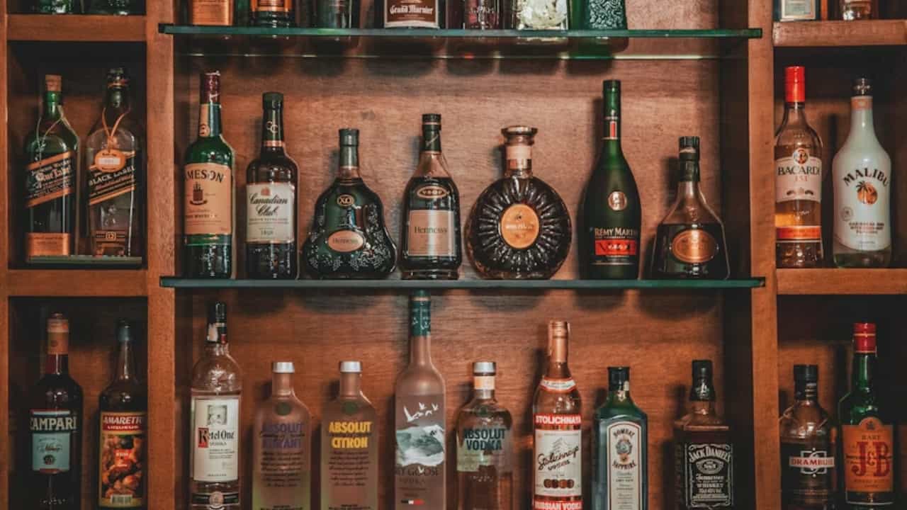 Goa Liquor: ഗോവയിൽ നിന്ന് ട്രെയിനിൽ മദ്യം കടത്തി; പത്തനംതിട്ട സ്വദേശിയായ യുവാവിന് മൂന്ന് വർഷം തടവ് Goa Liquor: ഗോവയിൽ നിന്ന് ട്രെയിനിൽ മദ്യം കടത്തി; പത്തനംതിട്ട സ്വദേശിയായ യുവാവിന് മൂന്ന് വർഷം തടവ്