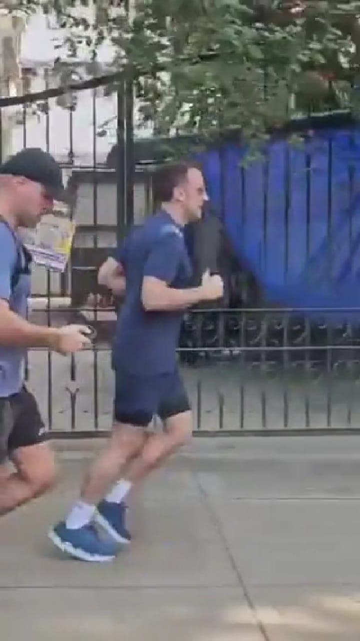 ഇത് മാക്രോണല്ലേ? മുംബൈയില്‍ ജോഗിങ് നടത്തുന്ന ഫ്രഞ്ച് പ്രസിഡന്റ്‌