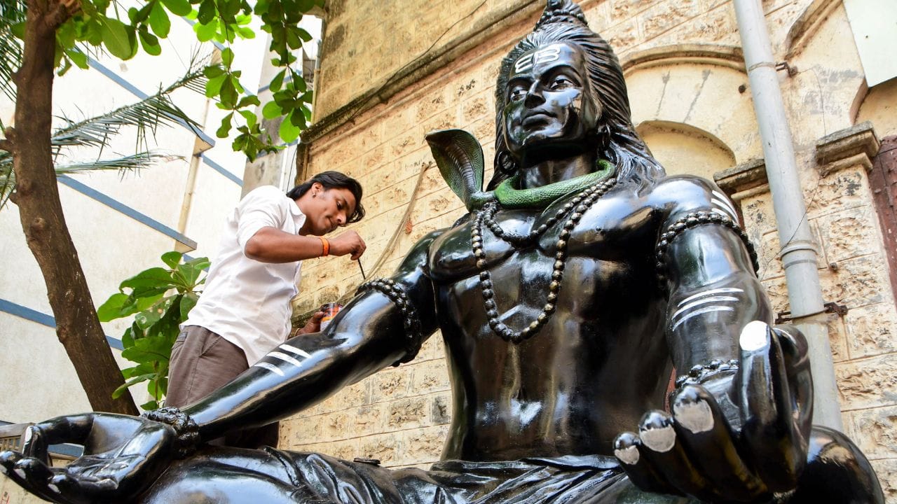 ജീവിതത്തിലെ ശുഭകരമായ പല കാര്യങ്ങളും നടക്കുന്നതിന് ശിവരാത്രി ഗുണകരമാണ് എന്നാണ് വിശ്വാസം. അത്തരത്തിൽ ഈ വർഷത്തെ ശിവരാത്രി വരുന്നത് ഫെബ്രുവരി 15 ഞായറാഴ്ചയാണ്. പൂർണ്ണ ഭക്തിയോടെ ഭഗവാനെ സ്മരിച്ചുകൊണ്ട് ശിവരാത്രി അനുഷ്ടിച്ചാൽ ജീവിതത്തിൽ സൗഭാഗ്യങ്ങൾക്ക് കാരണമാകും. നിങ്ങളുടെ ആരോഗ്യസ്ഥിതി അനുസരിച്ച് വ്രതം അനുഷ്ടിച്ചാൽ മതി. (PHOTO: PTI/TV9)