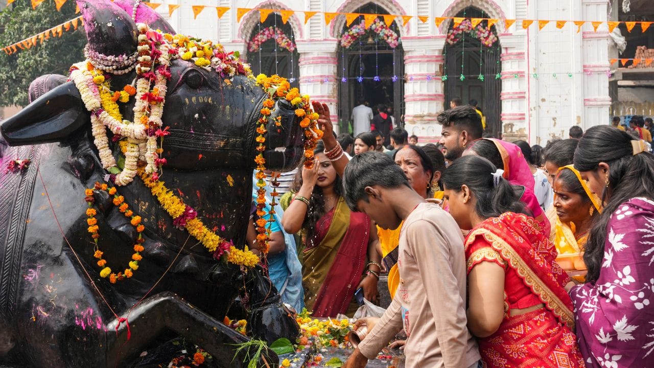 എല്ലാവർഷവും ഫൽഗുന മാസത്തിലെ കൃഷ്ണപക്ഷത്തിലെ ചതുർദശി ദിവസത്തിലാണ് ശിവരാത്രി ആഘോഷം. ശിവരാത്രിയുമായി ബന്ധപ്പെട്ട നിരവധി ഐതിഹ്യങ്ങളും നിലനിൽക്കുന്നുണ്ട്. ഐതിഹ്യവും പ്രാധാന്യവും അറിഞ്ഞുകൊണ്ട് വ്രതം അനുഷ്ഠിച്ചെങ്കിൽ മാത്രമേ അതിന്റെ പൂർണ്ണ ഫലം ലഭിക്കുകയുള്ളൂ. (PHOTO: PTI/TV9)