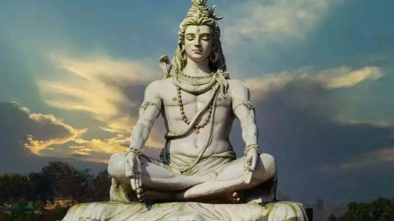 ഹിന്ദുമതവിശ്വാസത്തിൽ ഏറെ പ്രാധാന്യം അർഹിക്കുന്ന ഒരു ഉത്സവമാണ് മഹാശിവരാത്രി. ഭഗവാൻ ശിവനുമായി ബന്ധപ്പെട്ട ഏറ്റവും പുണ്യകരമായ ദിവസമാണ് മഹാശിവരാത്രി. ശിവ എന്ന വാക്കിന്റെ അർത്ഥം ഐശ്വര്യം നന്മ ക്ഷേമം എന്നാണ്. അതിനാൽ ശിവരാത്രി എന്നാൽ അജ്ഞതയുടെ അന്ധകാരത്തിൽ നിന്നും അറിവിന്റെയും  നന്മയുടെയും വെളിച്ചത്തിലേക്ക് നയിക്കുന്ന രാത്രി എന്നാണ് അർത്ഥമാക്കുന്നത്. (PHOTO: PTI/TV9)
