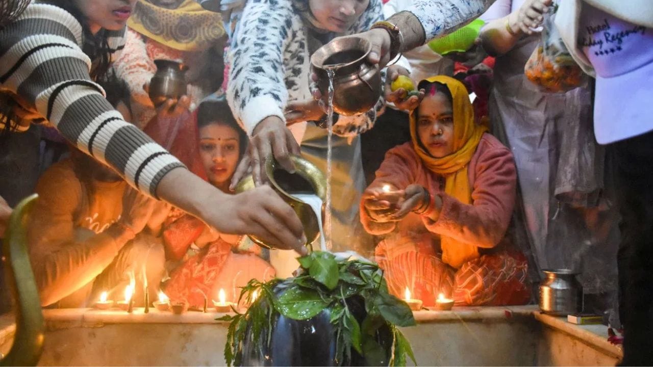 ശർക്കര കൊണ്ട് ഉണ്ടാക്കിയ മധുരപഹാരങ്ങൾ വഴിപാട് ആയി സമർപ്പിക്കാവുന്നതാണ്. ഇടവം രാശിക്കാർ ഓം നമശിവായ എന്ന മന്ത്രം ഭക്തിയോടെ ജപിക്കുക. പശുവിന് ഭക്ഷണം കൊടുക്കുക. മിഥുനം രാശിക്കാർ വെളുത്ത വസ്ത്രം ധരിക്കുക മഹാശിവരാത്രി ദിനത്തിൽ. ഓ മഹേശ്വരായ നമ എന്ന മന്ത്രം ജപിക്കുക. (PHOTO: TV9)
