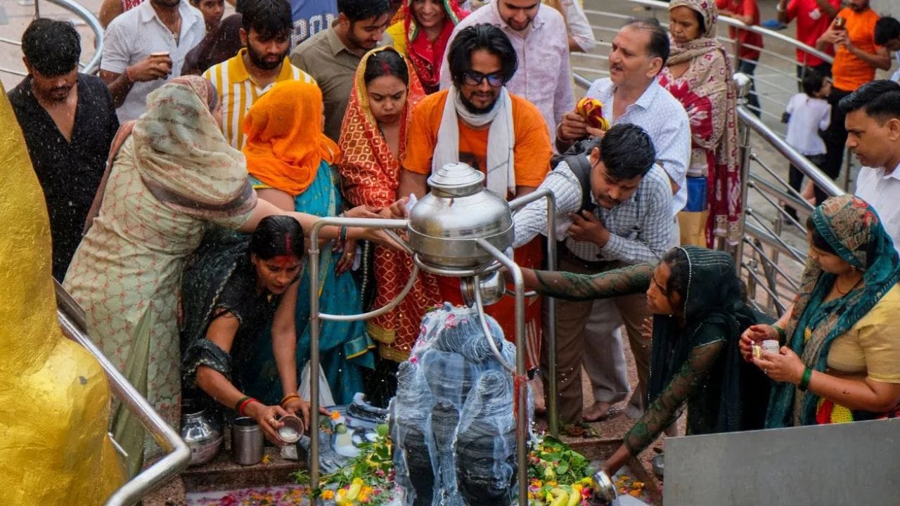 ജ്യോതിഷപ്രകാരം നിങ്ങളുടെ രാശി അനുസരിച്ച് ആരാധന നടത്തിയാൽ നിങ്ങൾക്ക് ശിവന്റെ അനുഗ്രഹം കൂടുതൽ ഫലവത്തായി ലഭിക്കും. അത്തരത്തിൽ 12 രാശിക്കാരും ചെയ്യേണ്ട കാര്യങ്ങളെ കുറിച്ചാണ് ഇവിടെ പറയുന്നത്. നിങ്ങൾ മേടം രാശി ആണെങ്കിൽ അതിരാവിലെ എഴുന്നേറ്റ് കുളിച്ച് ഗായത്രി മന്ത്രം ജപിക്കുക. പാലും തേനും ചേർത്ത് വെള്ളം കൊണ്ട് ശിവലിംഗത്തിൽ അഭിഷേകം നടത്തുക.  (PHOTO: TV9)