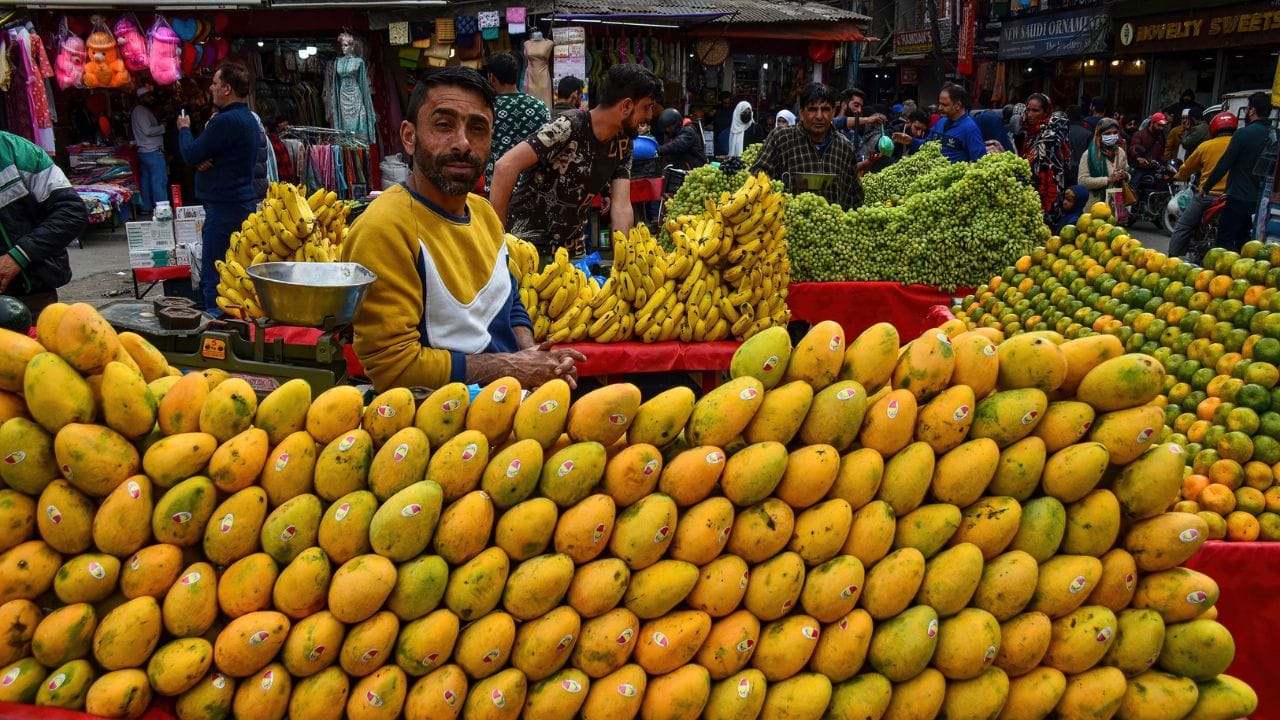 എന്നാല്‍ ചൂട് ഉയരുന്നത് മാമ്പഴം ഉള്‍പ്പെടെയുള്ള പഴവര്‍ഗങ്ങളുടെ വില ഇനിയും ഉയര്‍ത്തുമെന്നാണ് വ്യാപാരികളുടെ പക്ഷം. ജ്യൂസിന്റെ ആവശ്യകതയാണ് മാമ്പഴത്തിന്റെ വില വര്‍ധിപ്പിക്കുന്നത്. 

