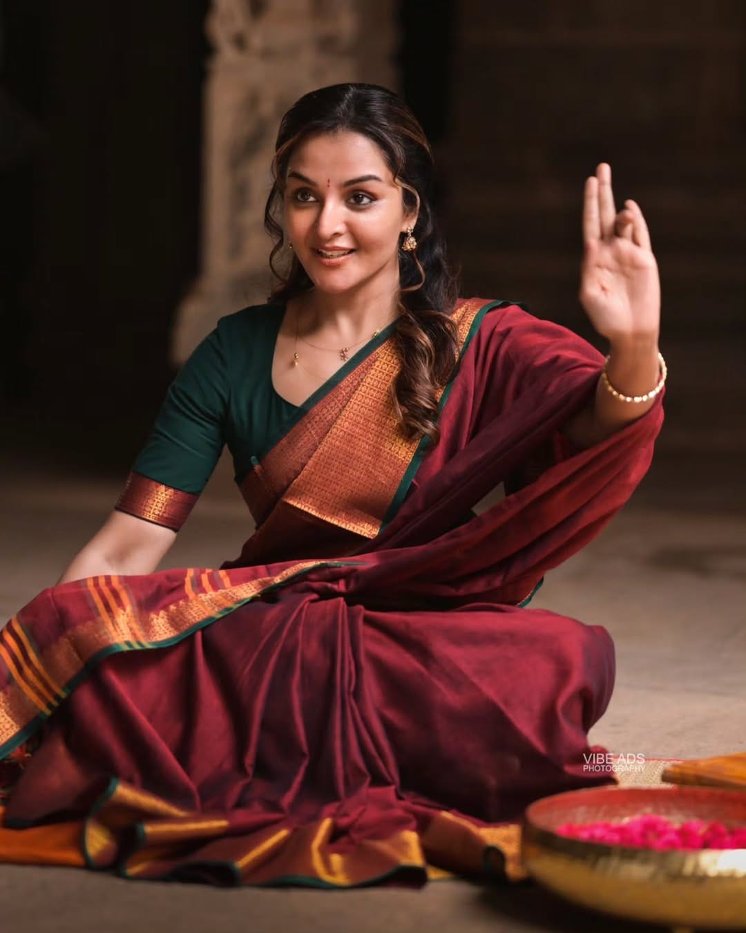 മഞ്ജുവിന്റെ ഫോട്ടോകള്‍ വൈറലായതോടെ സമാധാനം പെണ്ണിന് സൗന്ദര്യം കൊടുക്കുന്നു എന്നാണ് ആരാധകര്‍ അഭിപ്രായപ്പെടുന്നത്. ദിലീപില്‍ നിന്ന് വിവാഹമോചനം നേടിയതിന് ശേഷമുള്ള താരത്തിന്റെ ജീവിതം സന്തോഷവും സമാധാനവും നിറഞ്ഞതാണെന്ന് ആരാധകര്‍ ചൂണ്ടിക്കാട്ടുന്നു. 

