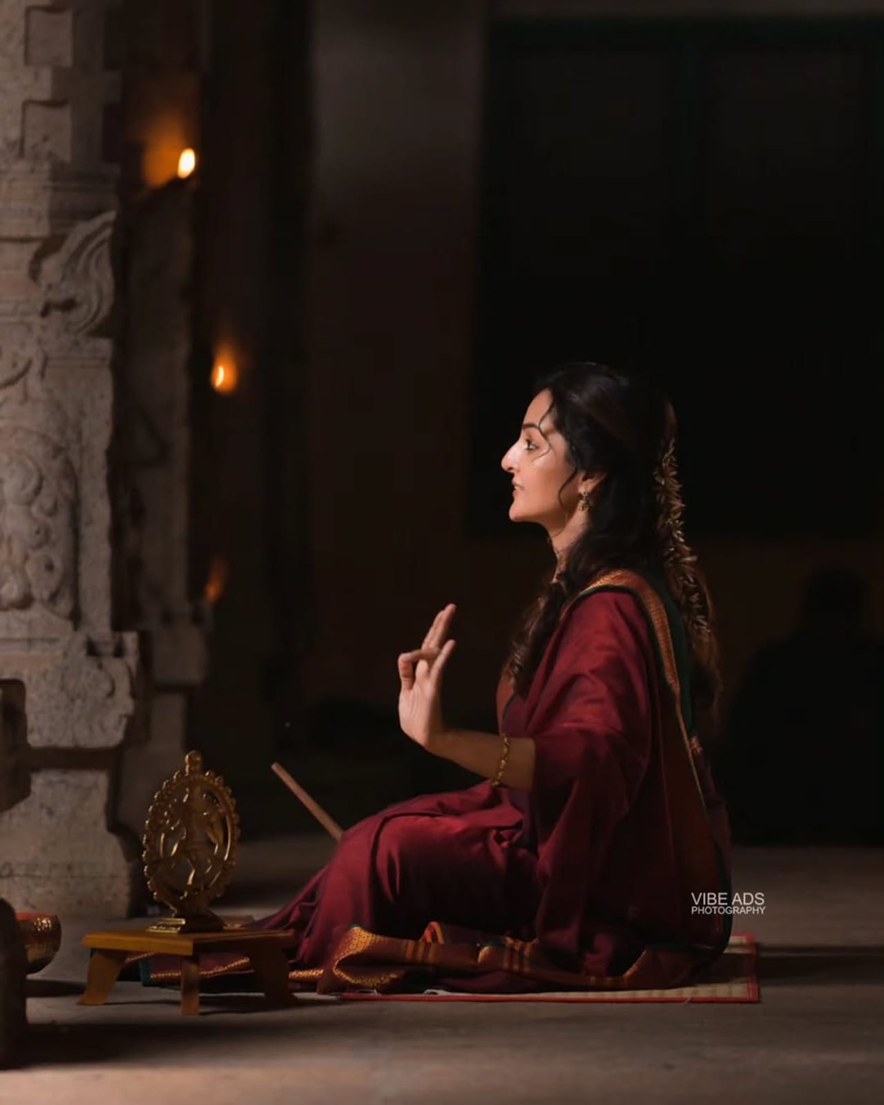 എന്നെന്നും എങ്ങനെ ചെറുപ്പമായിരിക്കുന്നു? ഈ ചോദ്യം മഞ്ജു വാര്യരോട് ചോദിക്കാത്തവരായി ആരുമില്ല. പ്രായത്തെ പോലും വകവെക്കാതെ മുന്നേറുകയാണ് താരം. മഞ്ജു ഇന്ന് ചെയ്യുന്ന പല കാര്യങ്ങളും ചെറുപ്പക്കാര്‍ക്ക് പോലും നന്നായി ആസ്വദിക്കാന്‍ സാധിക്കുന്നില്ല. ബൈക്ക് ഓടിച്ചും, ഒരുപാട് യാത്രകള്‍ നടത്തിയുമെല്ലാം താരം തന്റെ ജീവിതം ആഘോഷമാക്കുകയാണ്. (Image Credits: Manju Warrier Instagram)